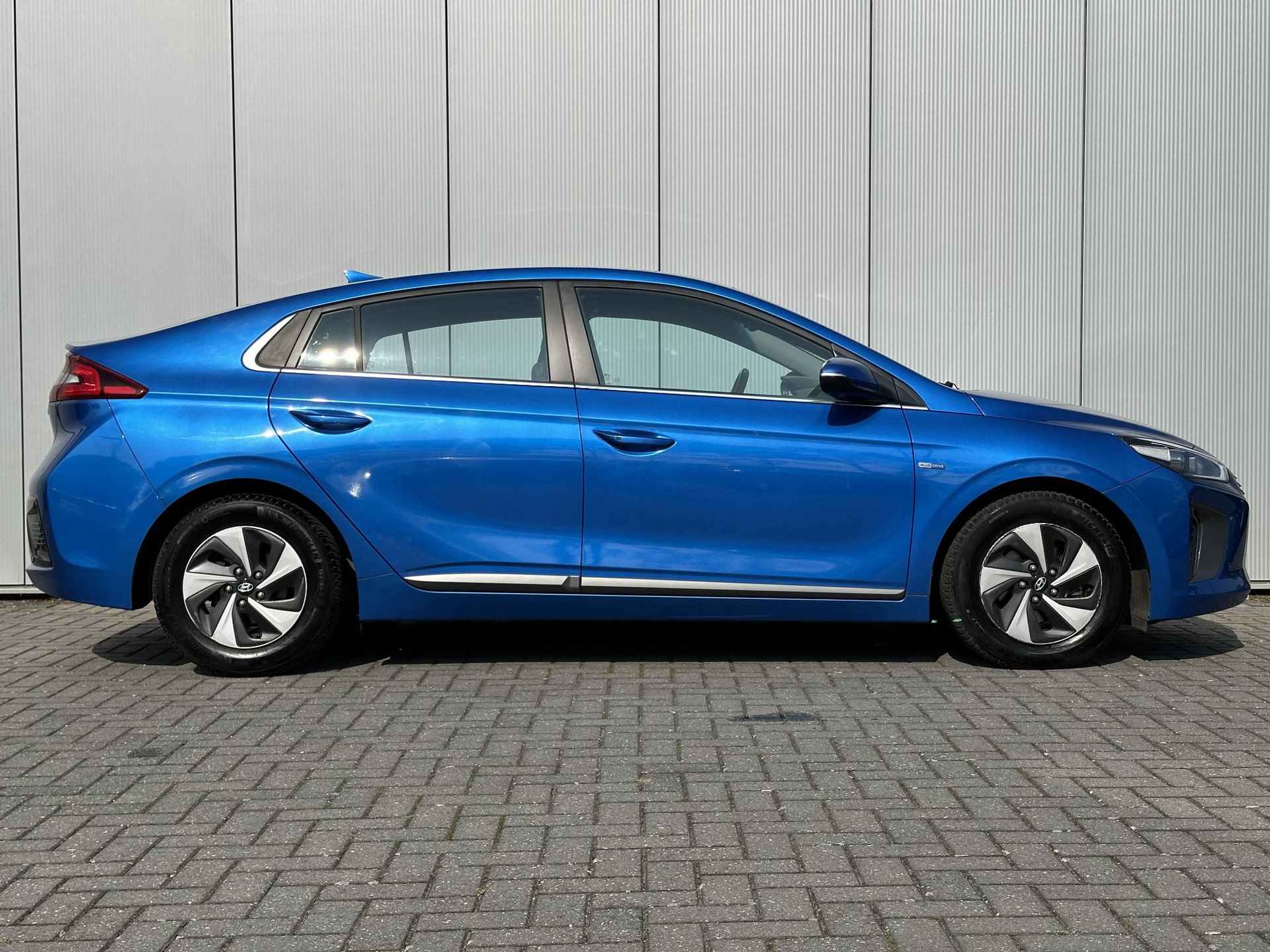 Hyundai IONIQ 1.6 GDi Comfort / Navigatie / Infinity Audio / Achteruitrijcamera / All Seasonbanden / Climate / Adaptive Cruise / 1e Eigenaar / NL Auto / - 7/47