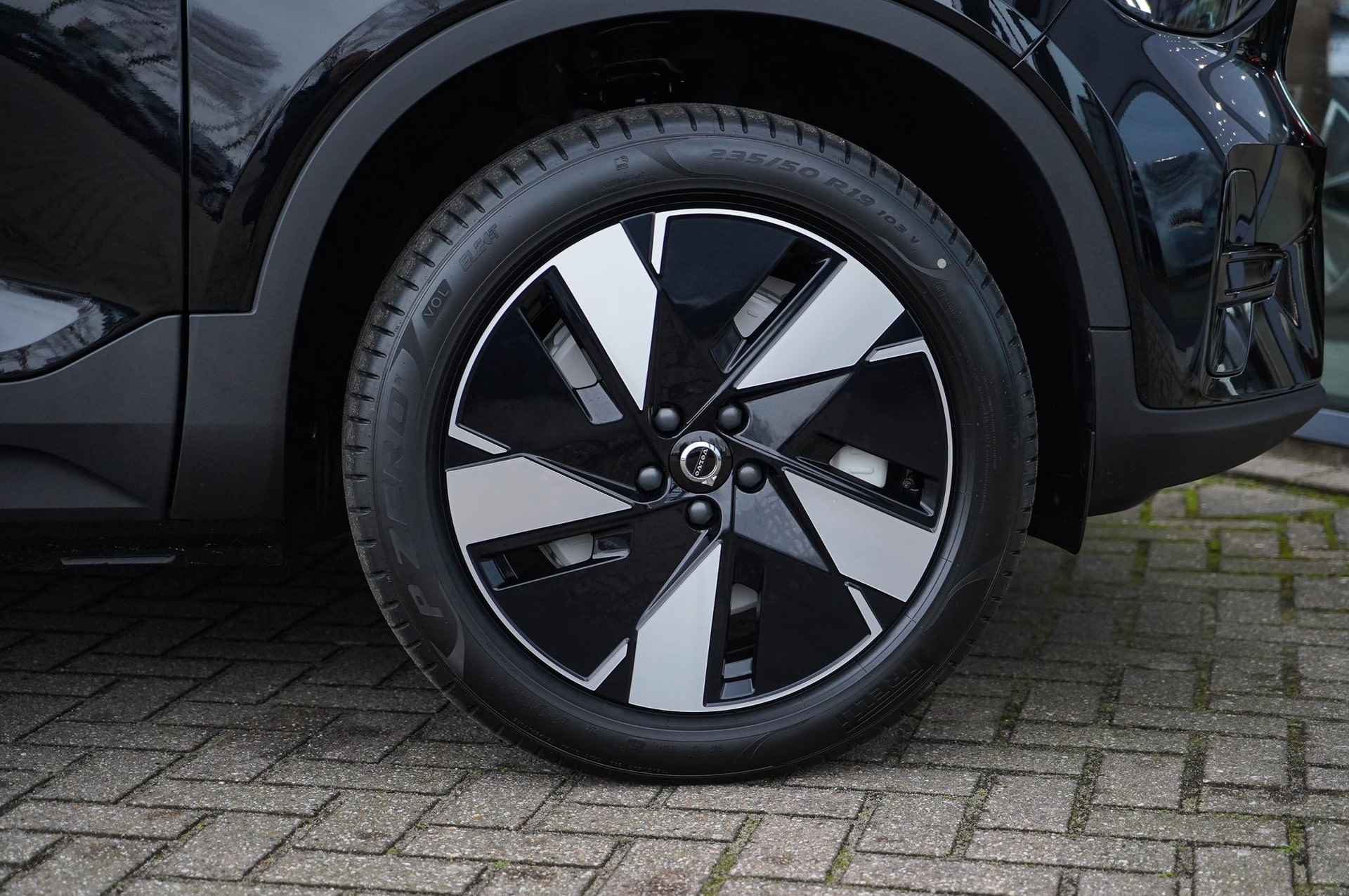 Volvo EX40 Single Motor Extended Range Plus 82 kWh EV subsidie €2.950 | Nieuw en per direct leverbaar | Automaat | Nubuck bekleding | Power Seats Elektrisch verstelbaar | Stoel + Stuurverwarming | Elektrische achterklep - 6/28