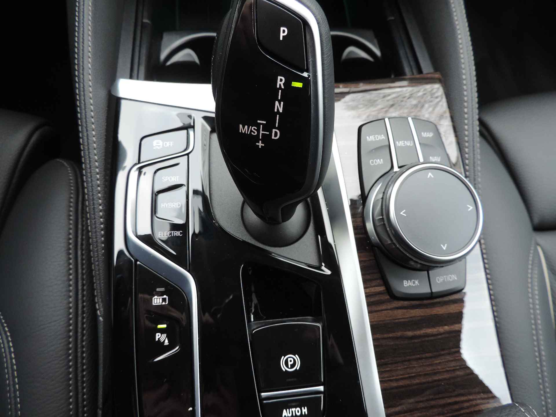 BMW 5 Serie 530e Business Edition Plus Luxery - Laserlicht | Head-up | Leer |  Driv. Ass. Prof. | Elek. stoelen/stuur/klep - 25/58