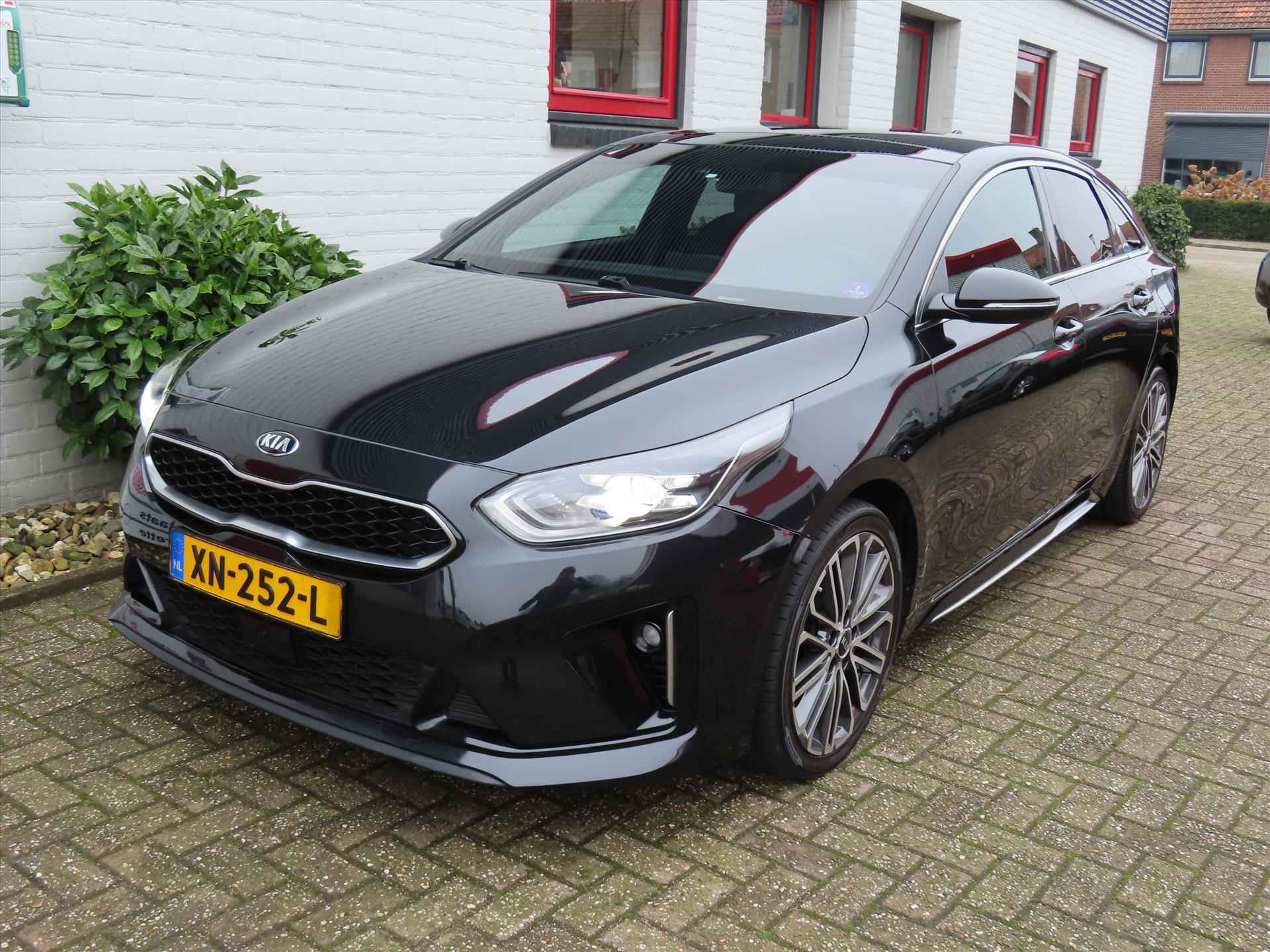 Kia Proceed 1.4 T-GDi 140pk GT-PlusLine/ Afneembare trekhaak/ 19 Inch/ Panoramadak/ Elektrisch verstelbare stoel/ JBL sound/ Apple Carplay/ Origineel NL/ NAP - 43/50