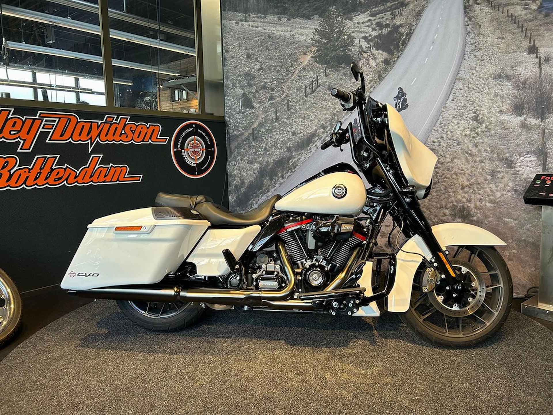 Harley-Davidson FLHXSE CVO STREET GLIDE - 2/12