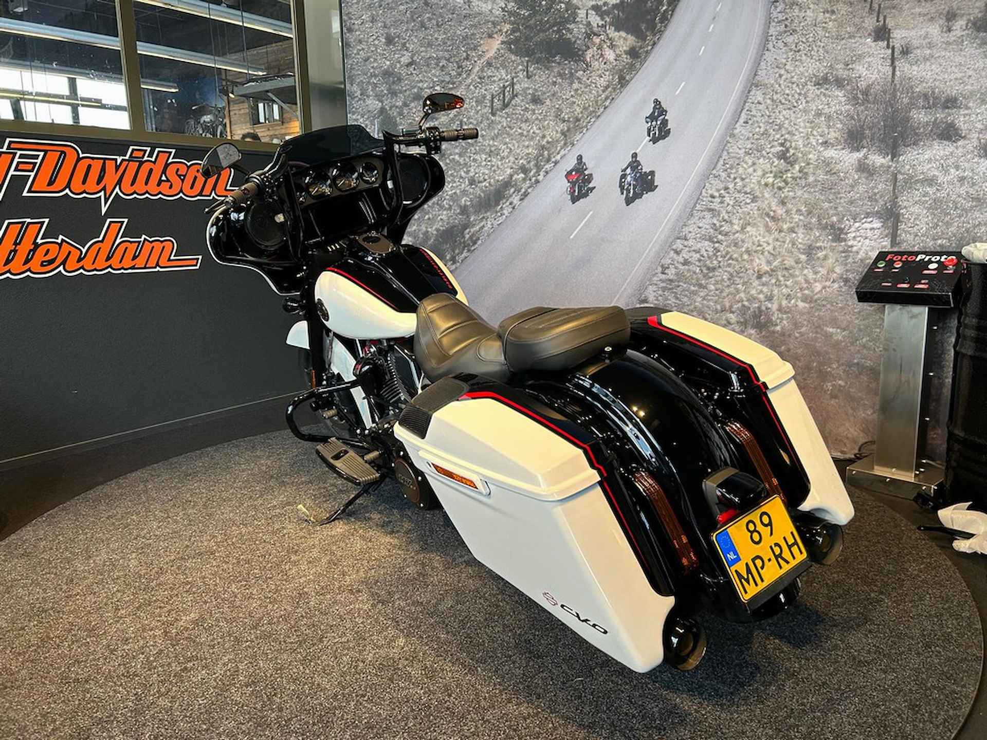 Harley-Davidson FLHXSE CVO STREET GLIDE - 5/12