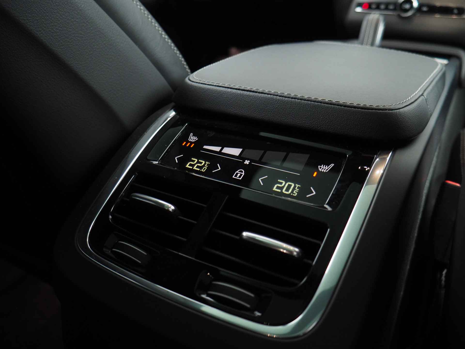 Volvo XC90 2.0 T8 Recharge AWD Inscription | Luchtvering | Pilot Assist | Stuur/Stoelverwarming | Stoelventilatie | Bowers & Wilkins Geluidssysteem | Dodehoekdetectie | Panoramadak | Apple CarPlay/ Android Auto | Inc. 220v Laadkabel - 12/38