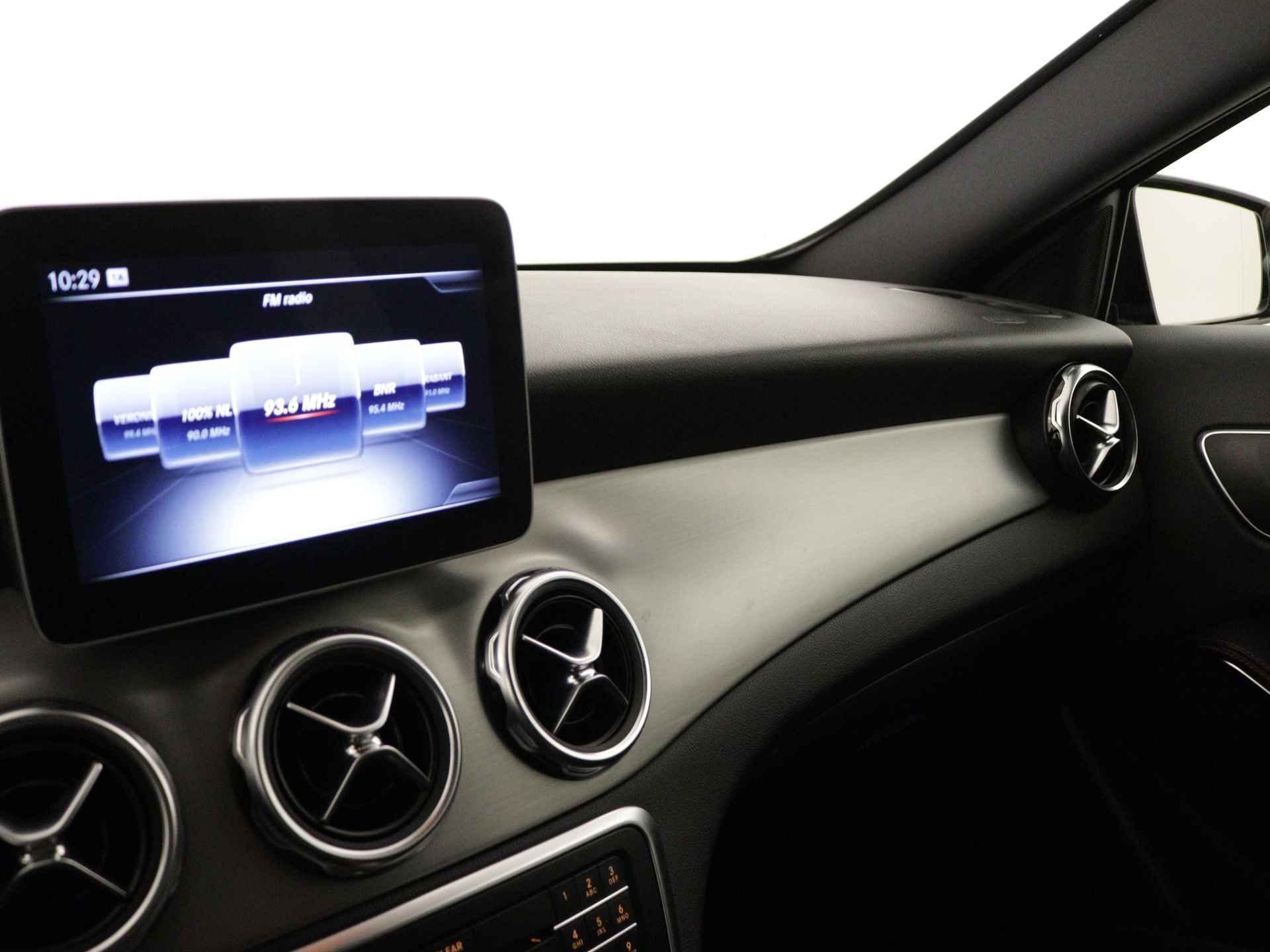 Mercedes-Benz GLA 180 Business Solution AMG Night Upgrade | Cruise Control | AMG Line | Stoelverwarming | Inclusief 24 maanden Mercedes-Benz Certified garantie voor Europa. - 8/45