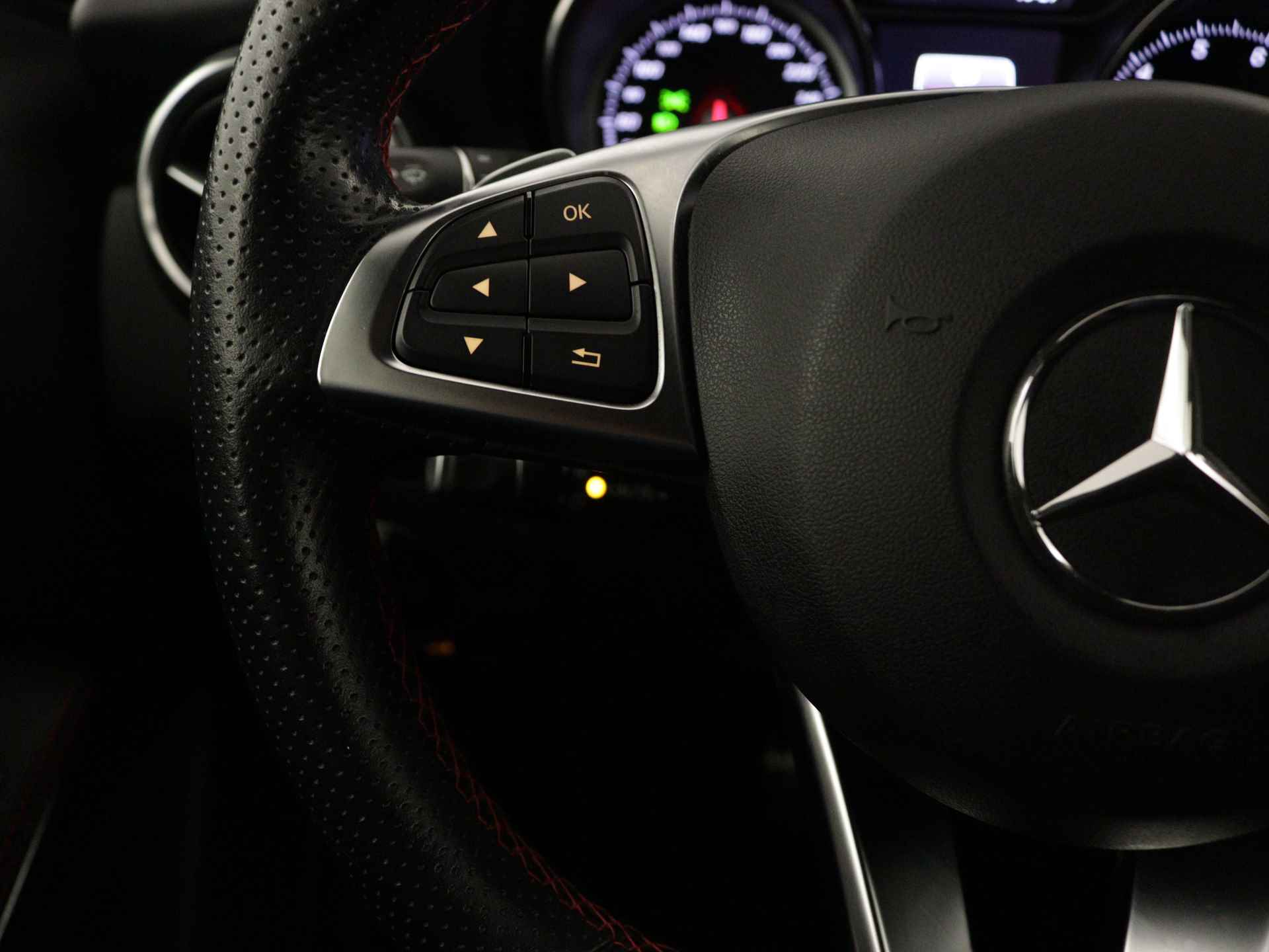 Mercedes-Benz GLA 180 Business Solution AMG Night Upgrade | Cruise Control | AMG Line | Stoelverwarming | Inclusief 24 maanden Mercedes-Benz Certified garantie voor Europa. - 23/45