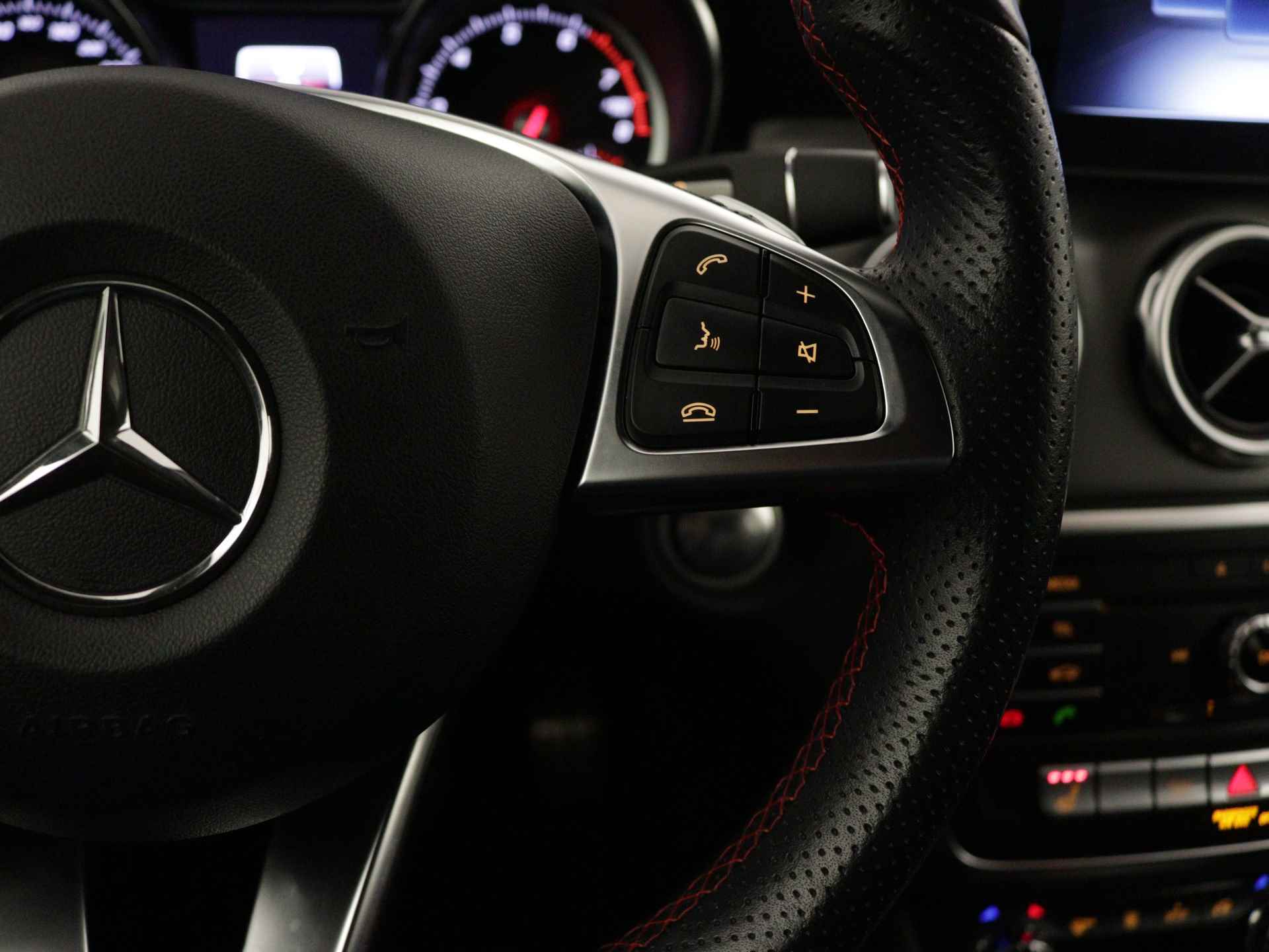 Mercedes-Benz GLA 180 Business Solution AMG Night Upgrade | Cruise Control | AMG Line | Stoelverwarming | Inclusief 24 maanden Mercedes-Benz Certified garantie voor Europa. - 24/45