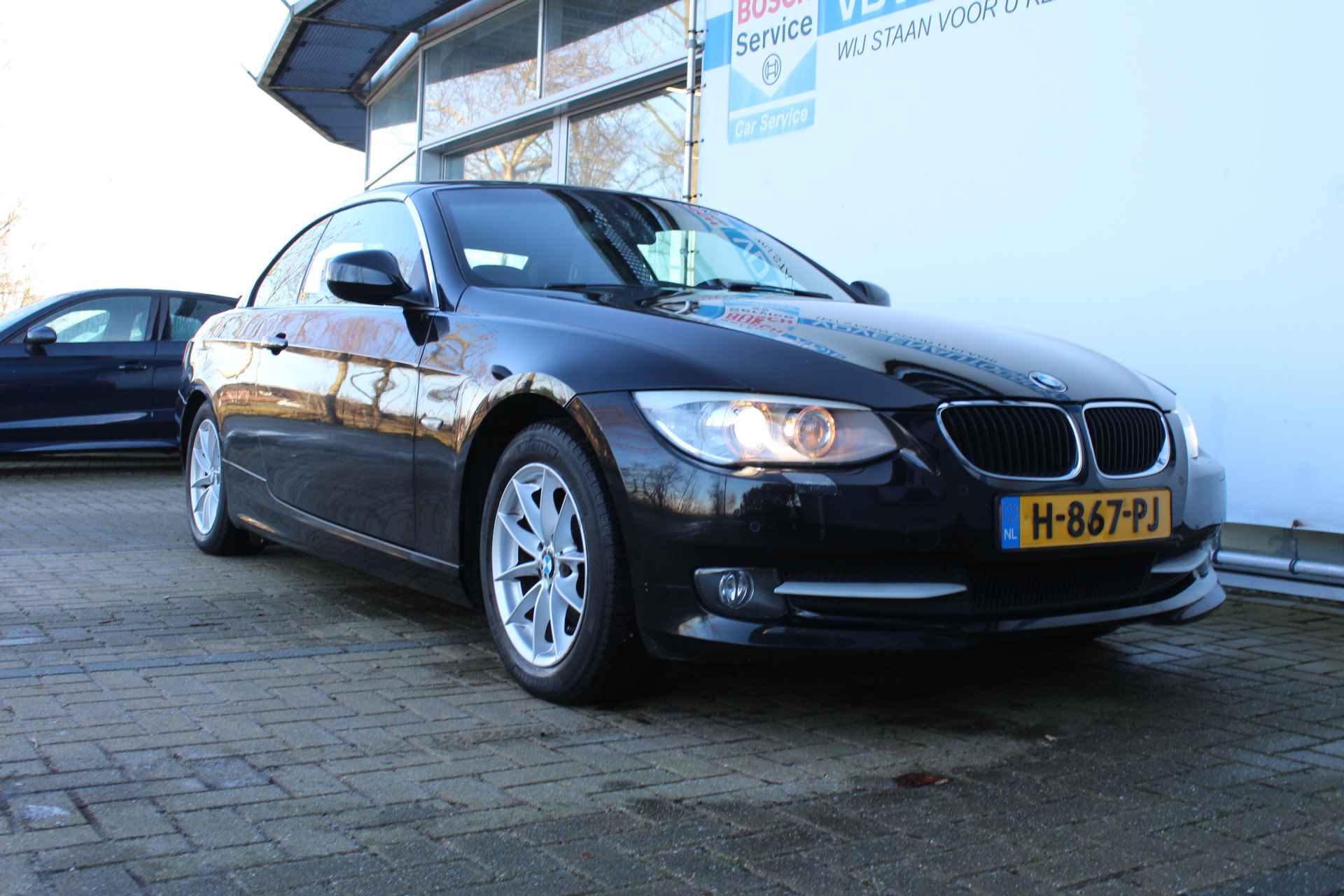 BMW 3 Serie Cabrio 318i | Incl. 12 maanden Garantie | Parkeersensoren V+A | Navigatie | Cruise controle | Climate controle  | Stoelverwarming | Elektrisch verstelbare stoelen | Memory stand bestuurdersstoel | Lederen bekleding | Elektrisch cabriolet dak | Angel eyes | 16 Inch LMV | - 13/57