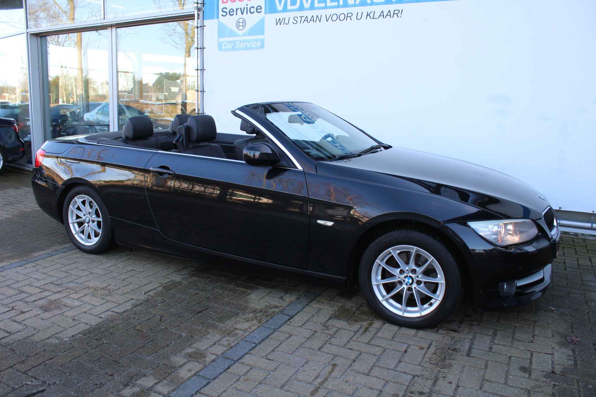 BMW 3 Serie Cabrio 318i | Incl. 12 maanden Garantie | Parkeersensoren V+A | Navigatie | Cruise controle | Climate controle  | Stoelverwarming | Elektrisch verstelbare stoelen | Memory stand bestuurdersstoel | Lederen bekleding | Elektrisch cabriolet dak | Angel eyes | 16 Inch LMV | - 18/57