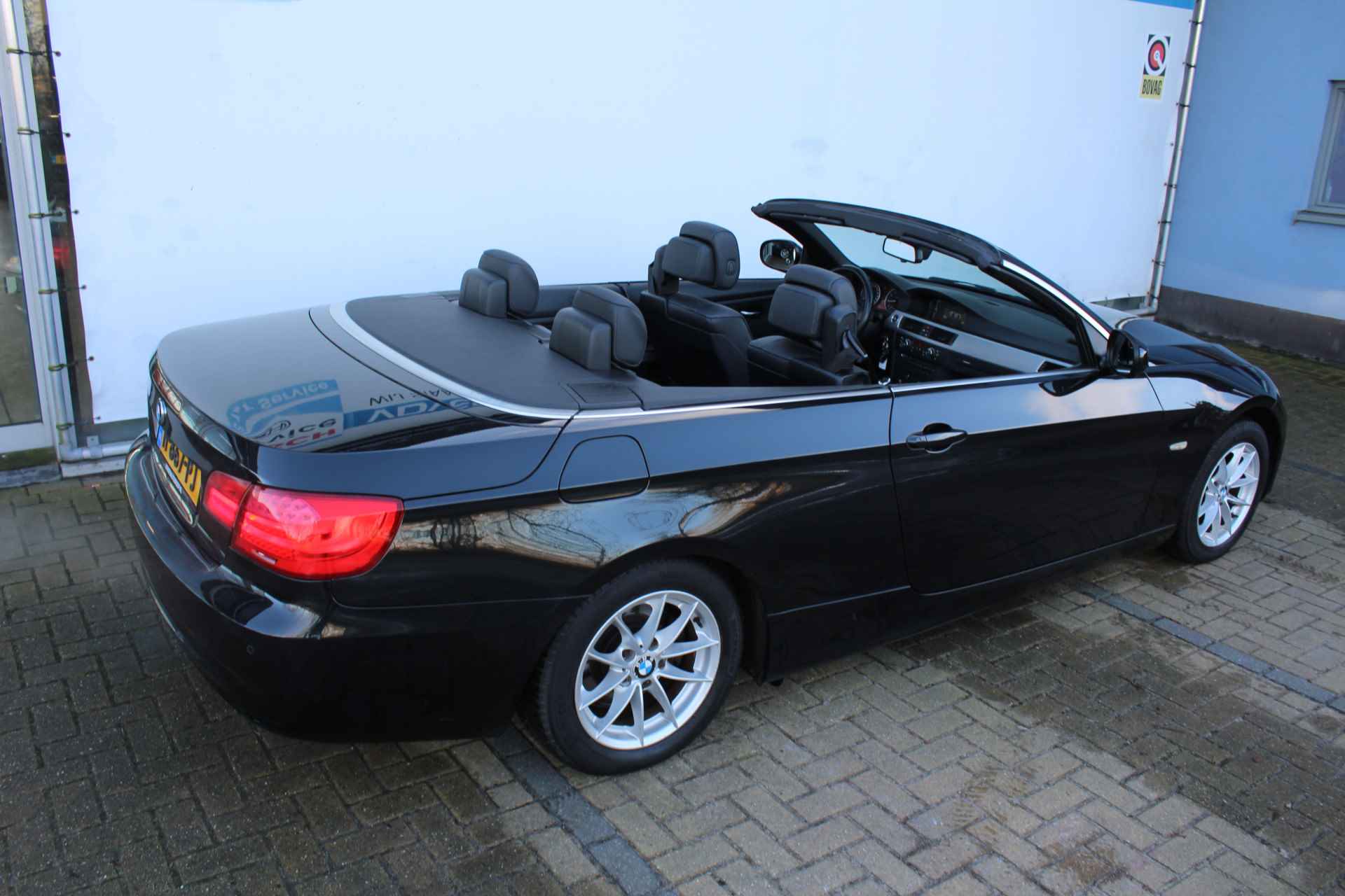 BMW 3 Serie Cabrio 318i | Incl. 12 maanden Garantie | Parkeersensoren V+A | Navigatie | Cruise controle | Climate controle  | Stoelverwarming | Elektrisch verstelbare stoelen | Memory stand bestuurdersstoel | Lederen bekleding | Elektrisch cabriolet dak | Angel eyes | 16 Inch LMV | - 19/57