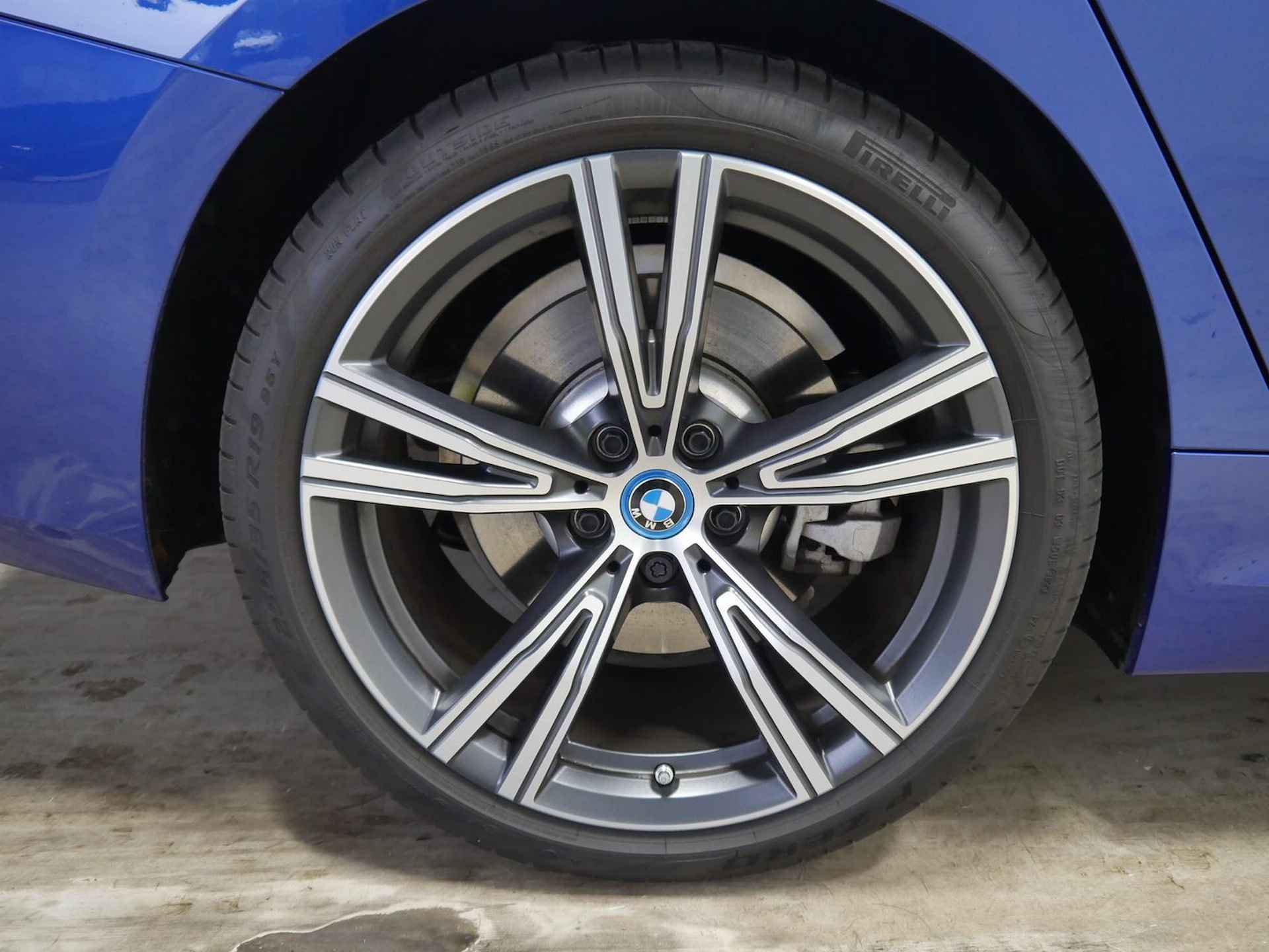 BMW 3 Serie Touring 330e M-Sport Pano Trekh ACC 360 H/K HUD 19inch El-zetel - 9/41