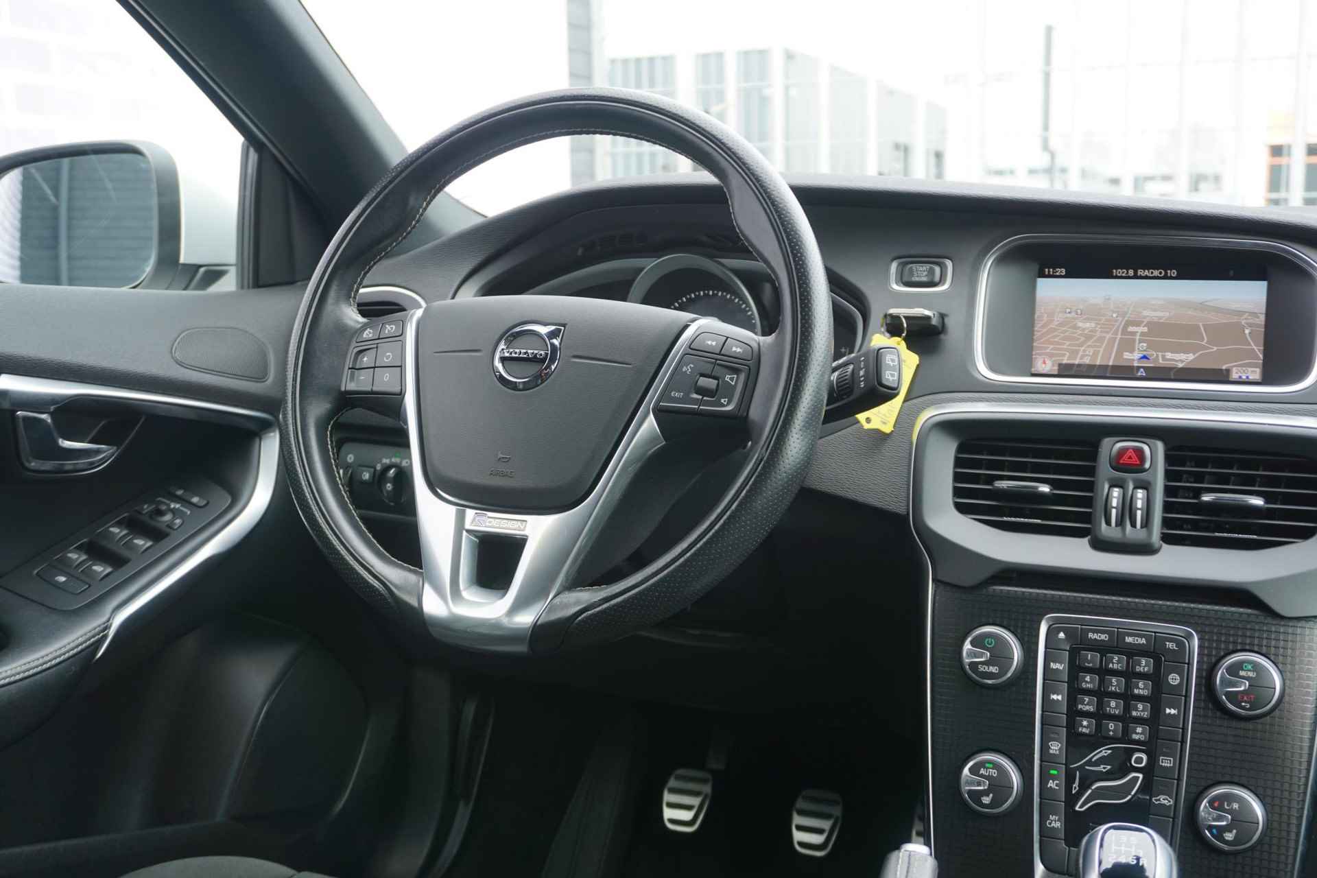 Volvo V40 2.0 T4 Business Sport | Trekhaak | Stoel verwarming | Volvo On Call | Navigatie | LED |  High performance audio | Dealer onderhouden | - 17/22
