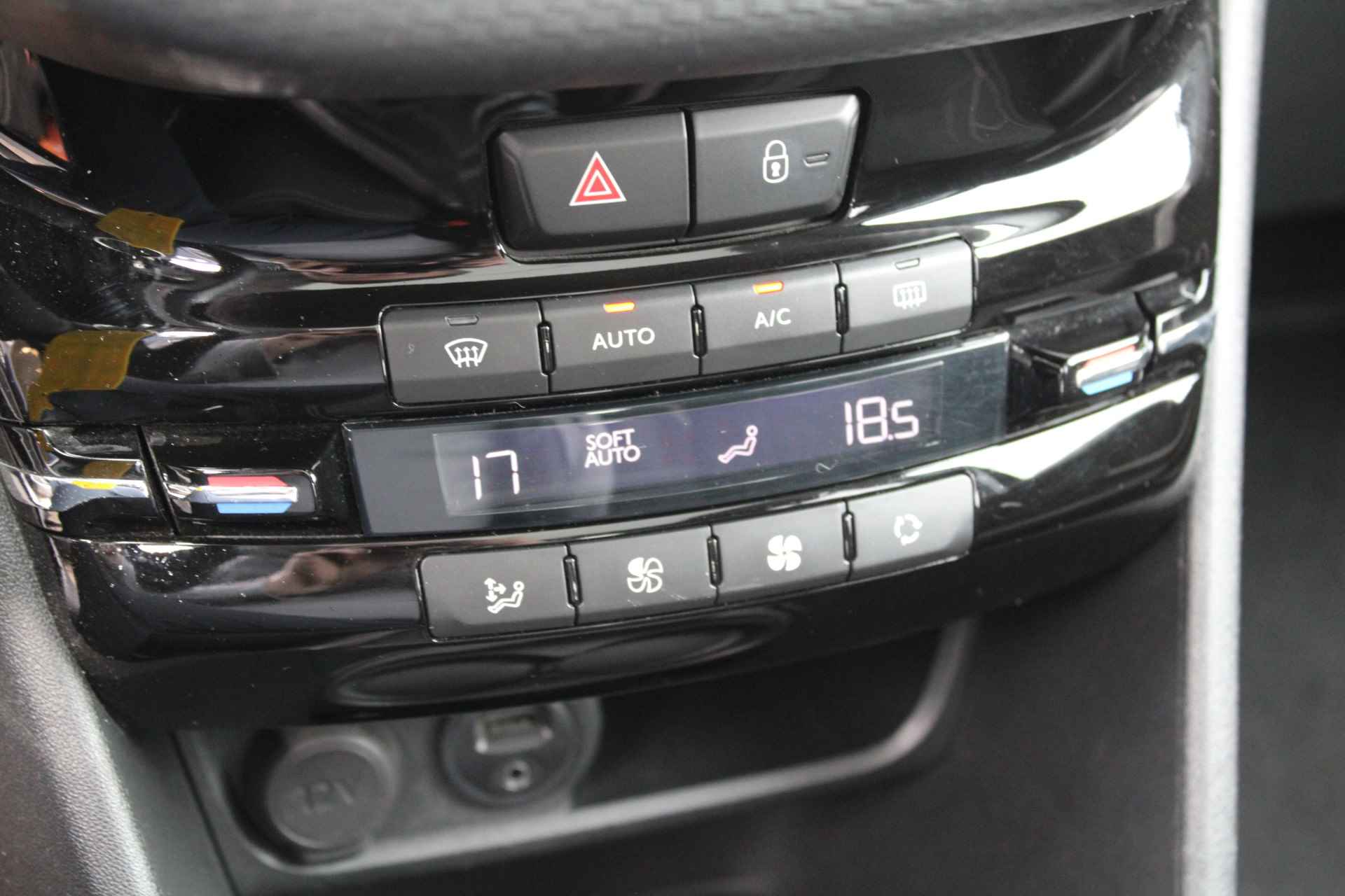 Peugeot 2008 1.2 PureTech Style | Navigatie | Panoramadak | Lichtmetaal | Trekhaak | - 20/27