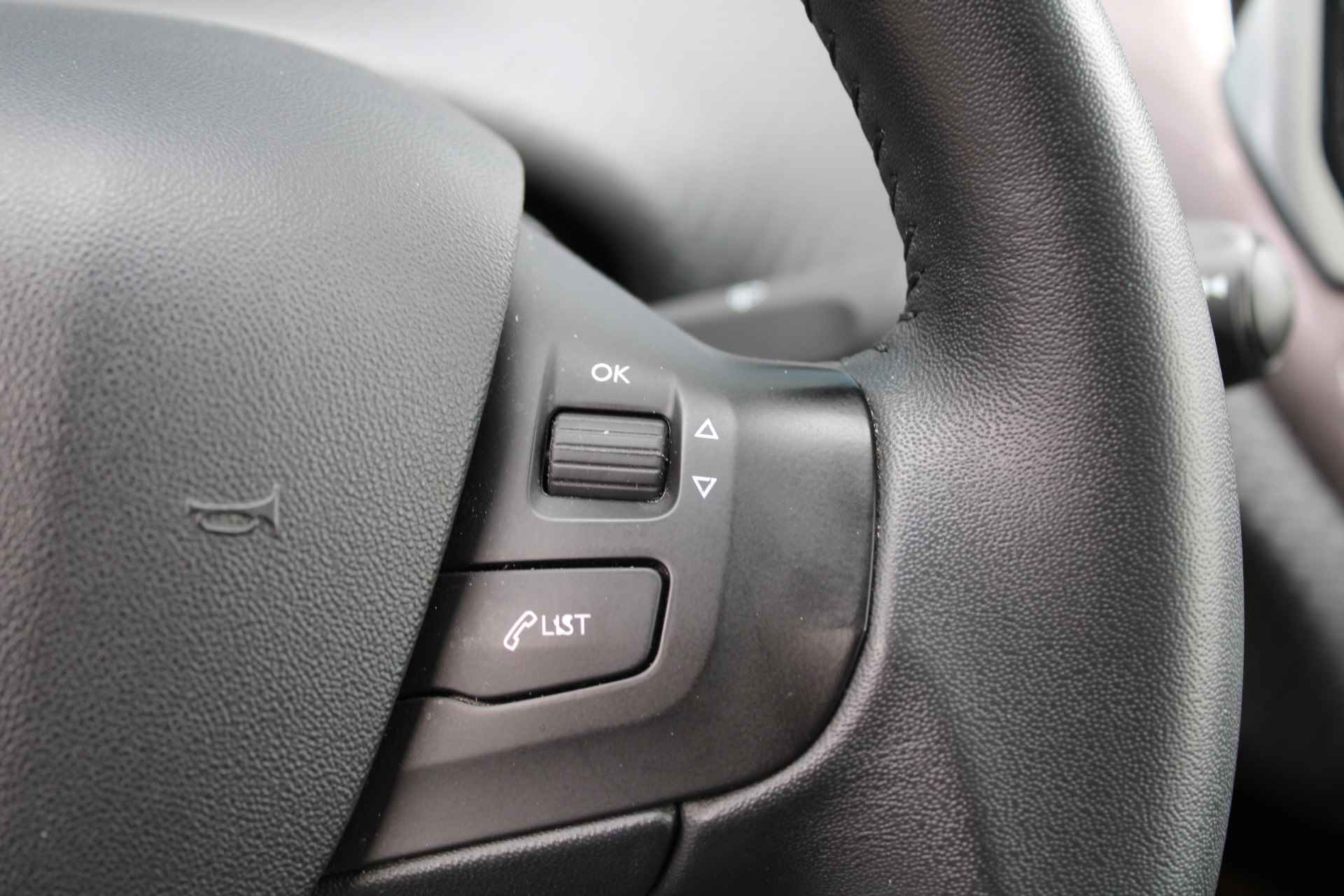 Peugeot 2008 1.2 PureTech Style | Navigatie | Panoramadak | Lichtmetaal | Trekhaak | - 22/27