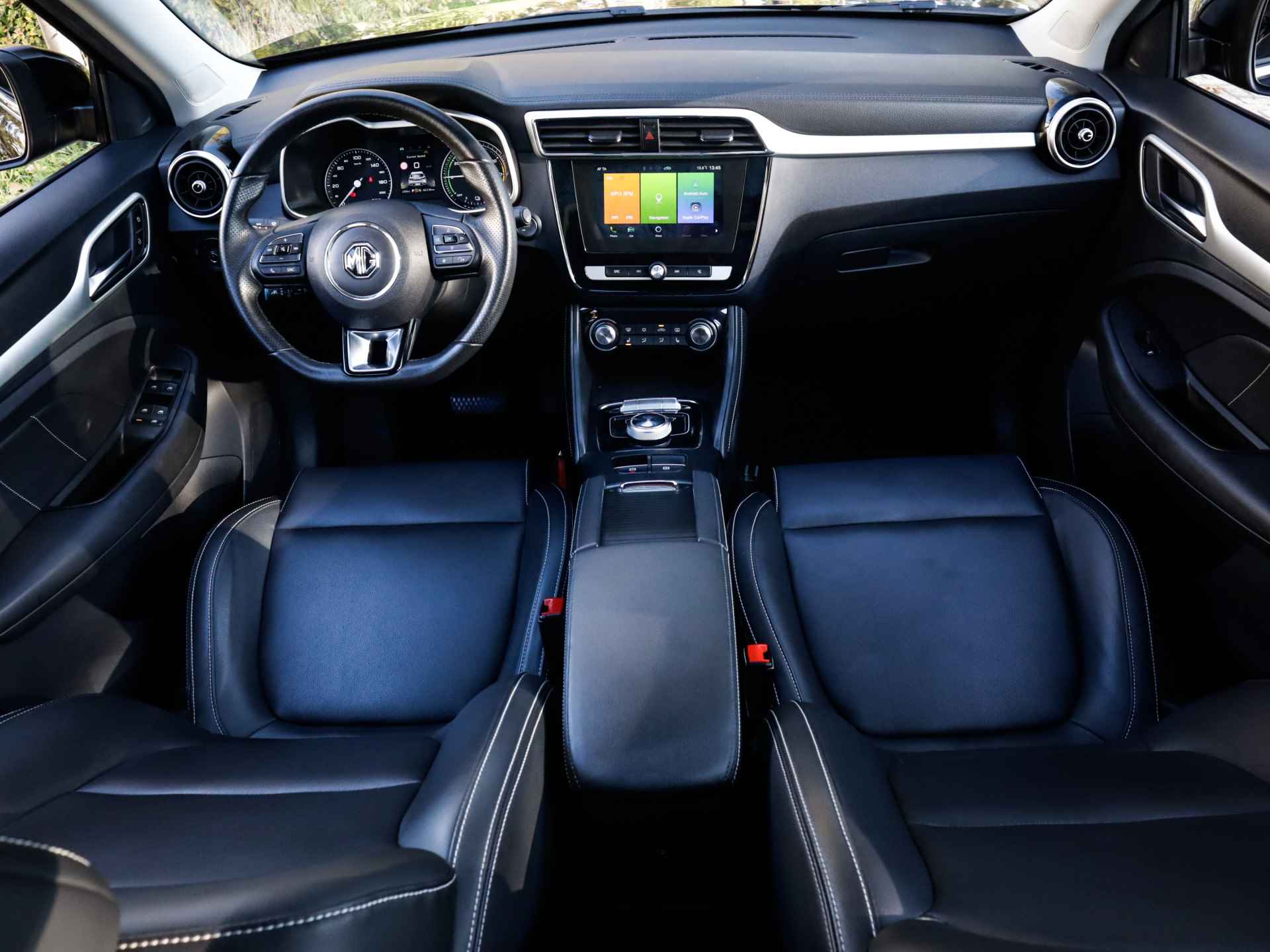 MG ZS EV Luxury 45 kWh (143 PK) (Subside Mogelijk) 2e-Eig, MG-Dealer-Onderh, 12-Mnd-BOVAG, NL-Auto, Leer, Panoramadak, Navigatie/Apple-Carplay/Android-Auto, Adaptive-Cruisecontrol, Keyless-Entry/Start, Achteruitrijcamera, DAB, Stoelverwarming, Parkeersensoren, Licht-Zicht-Pakket, Lm-Velgen-16Inch, Privacy-Glas - 2/45