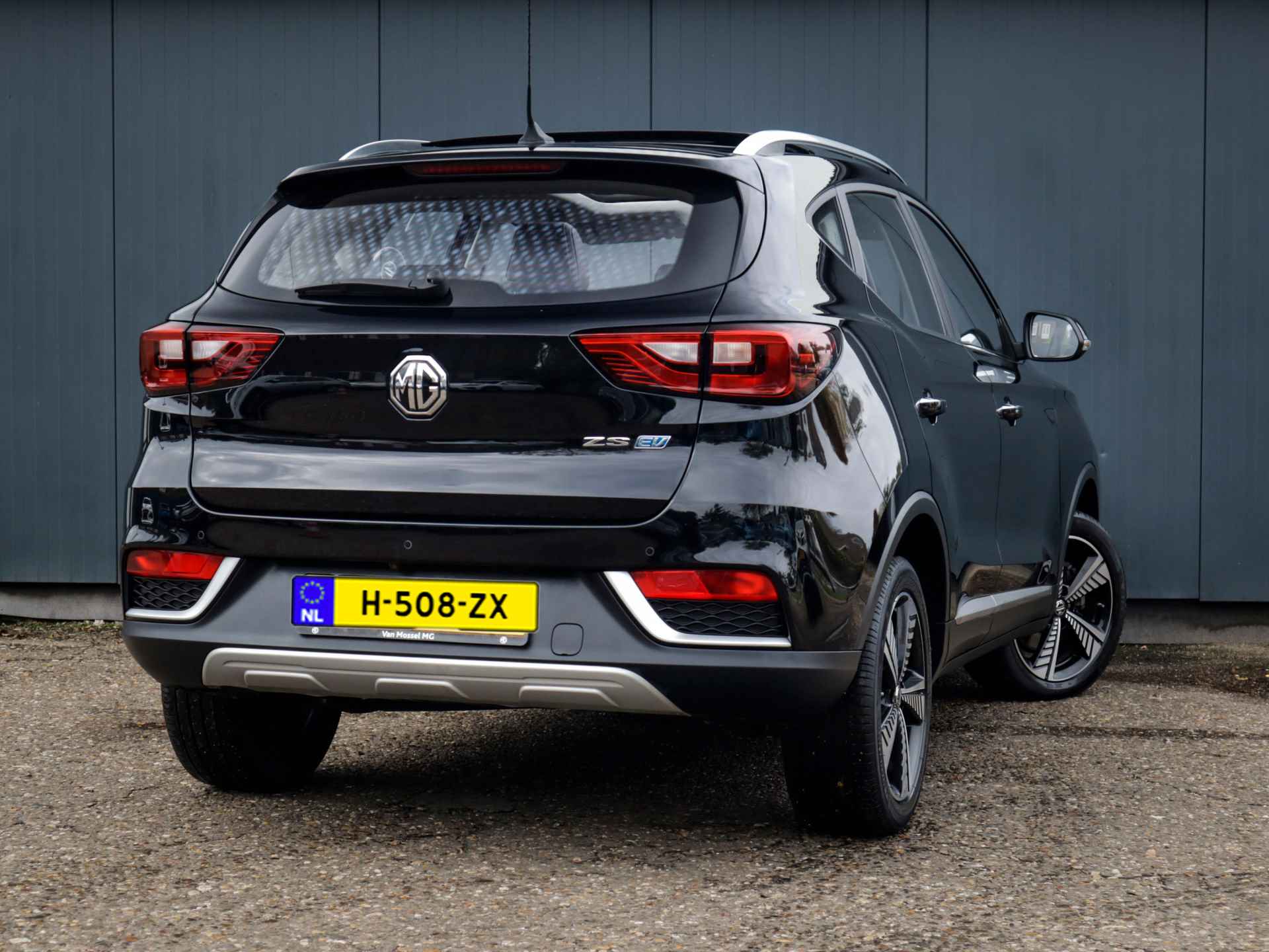 MG ZS EV Luxury 45 kWh (143 PK) (Subside Mogelijk) 2e-Eig, MG-Dealer-Onderh, 12-Mnd-BOVAG, NL-Auto, Leer, Panoramadak, Navigatie/Apple-Carplay/Android-Auto, Adaptive-Cruisecontrol, Keyless-Entry/Start, Achteruitrijcamera, DAB, Stoelverwarming, Parkeersensoren, Licht-Zicht-Pakket, Lm-Velgen-16Inch, Privacy-Glas - 3/45