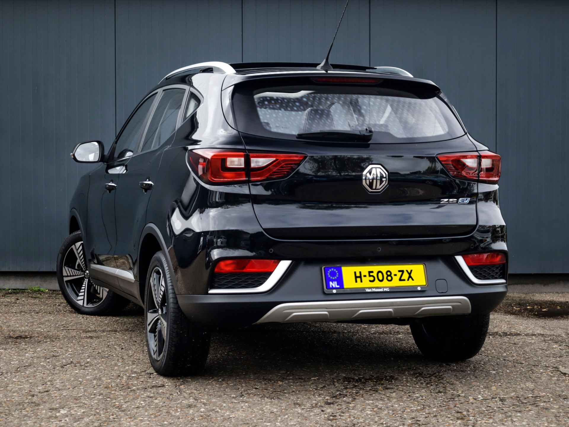 MG ZS EV Luxury 45 kWh (143 PK) (Subside Mogelijk) 2e-Eig, MG-Dealer-Onderh, 12-Mnd-BOVAG, NL-Auto, Leer, Panoramadak, Navigatie/Apple-Carplay/Android-Auto, Adaptive-Cruisecontrol, Keyless-Entry/Start, Achteruitrijcamera, DAB, Stoelverwarming, Parkeersensoren, Licht-Zicht-Pakket, Lm-Velgen-16Inch, Privacy-Glas - 40/45