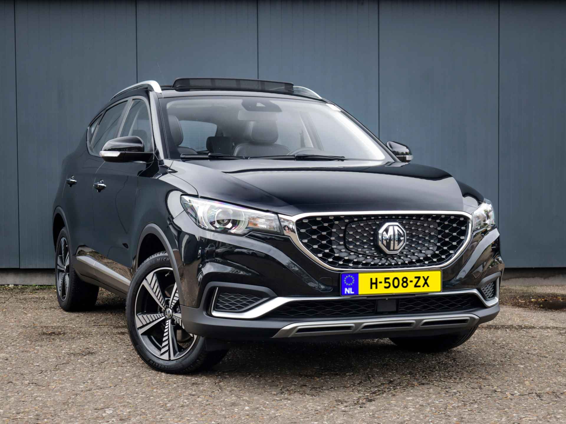 MG ZS EV Luxury 45 kWh (143 PK) (Subside Mogelijk) 2e-Eig, MG-Dealer-Onderh, 12-Mnd-BOVAG, NL-Auto, Leer, Panoramadak, Navigatie/Apple-Carplay/Android-Auto, Adaptive-Cruisecontrol, Keyless-Entry/Start, Achteruitrijcamera, DAB, Stoelverwarming, Parkeersensoren, Licht-Zicht-Pakket, Lm-Velgen-16Inch, Privacy-Glas - 42/45