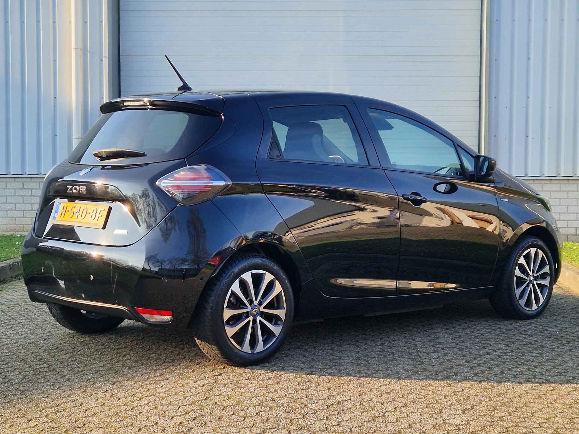 Renault ZOE R135 Edition One 52 kWh / Dealer Onderhouden / Koop Accu / Snel Laden / Stoel & Stuur Verwarming / Apple Carplay & Android Auto / Groot Navigatie Scherm / Bose audio / Achterruitrijcamera / Ledere Bekleding / - 3/37