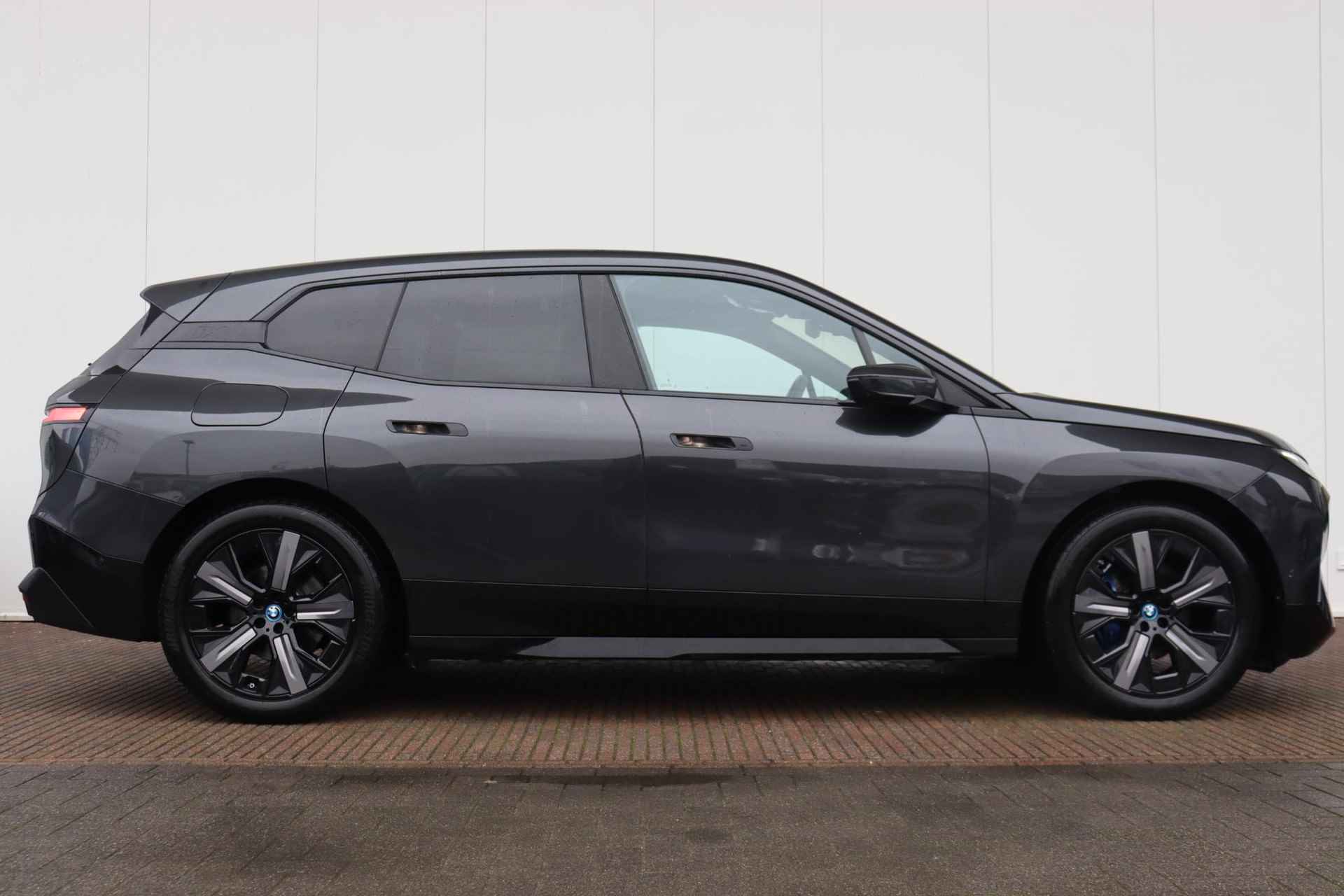 BMW iX xDrive40 Business Edition Plus 77 kWh Sportpakket / High Executive / Comfort Access / Trekhaak met elektrisch wegklapbare kogel / panoramadak Sky Lounge / Harman Kardon - 4/33