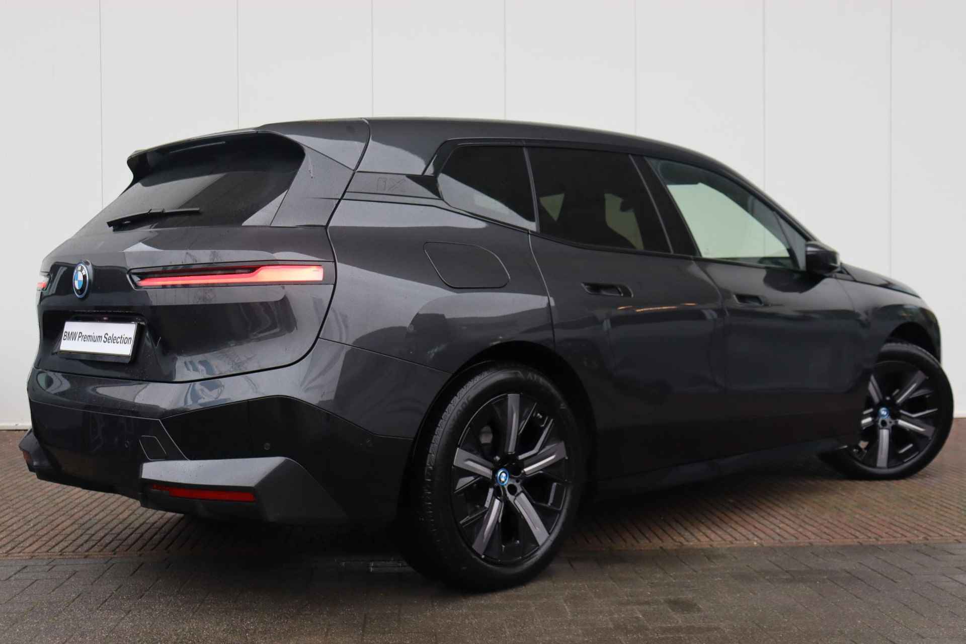 BMW iX xDrive40 Business Edition Plus 77 kWh Sportpakket / High Executive / Comfort Access / Trekhaak met elektrisch wegklapbare kogel / panoramadak Sky Lounge / Harman Kardon - 6/33