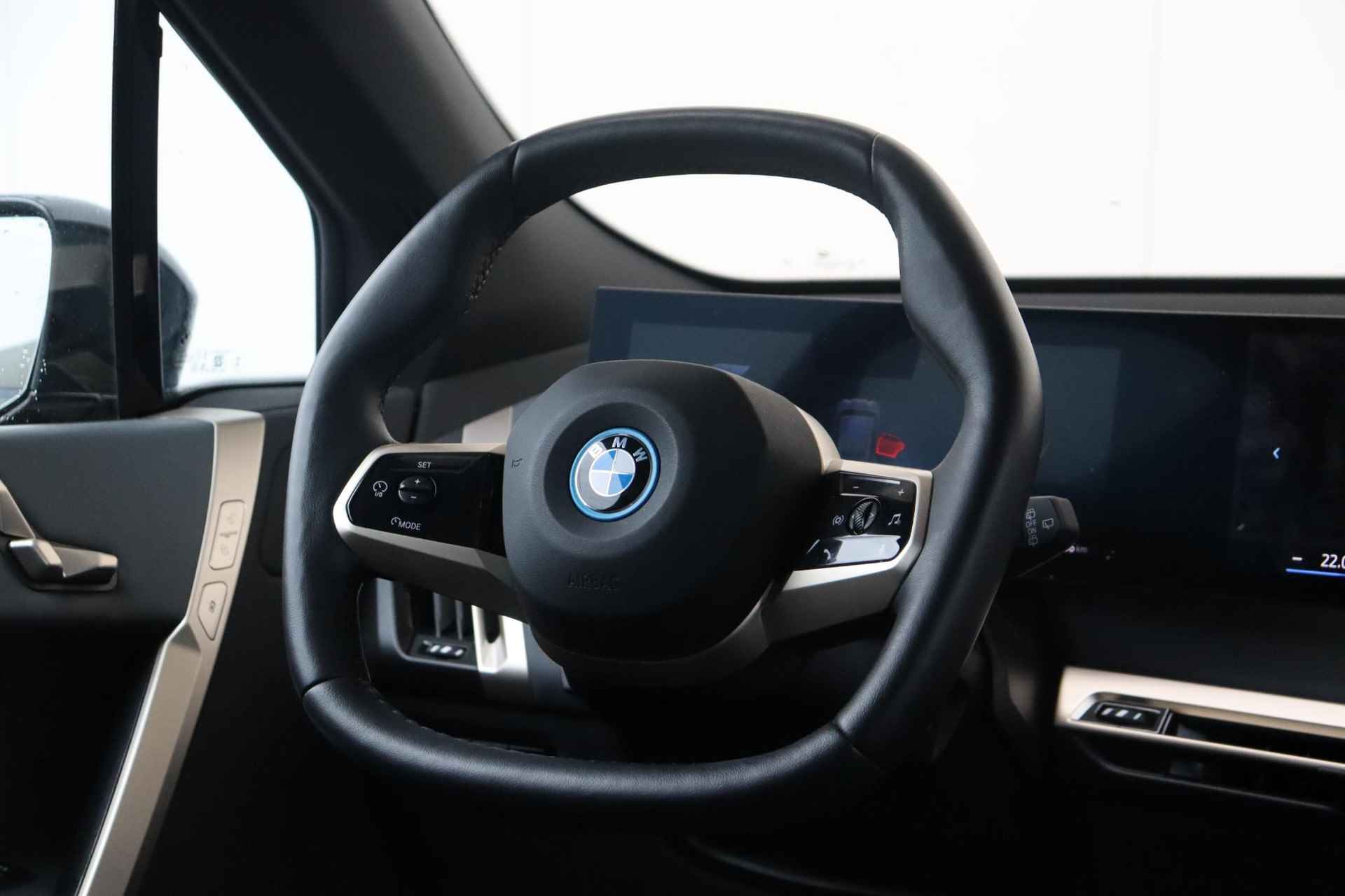 BMW iX xDrive40 Business Edition Plus 77 kWh Sportpakket / High Executive / Comfort Access / Trekhaak met elektrisch wegklapbare kogel / panoramadak Sky Lounge / Harman Kardon - 16/33