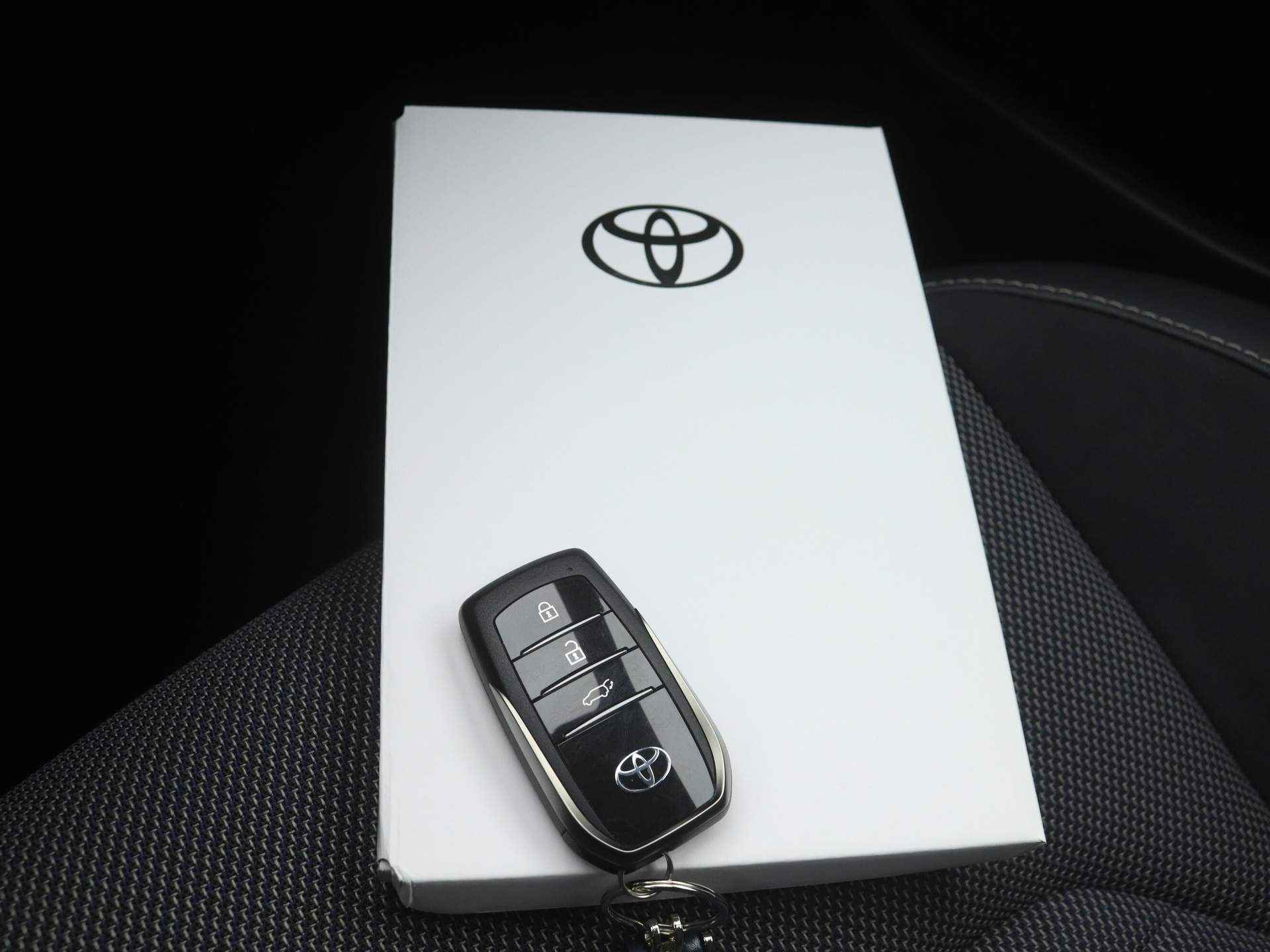 Toyota C-HR 1.8 Hybrid Executive *Demo* | Next Generation Pack | Direct beschikbaar!! | - 12/44