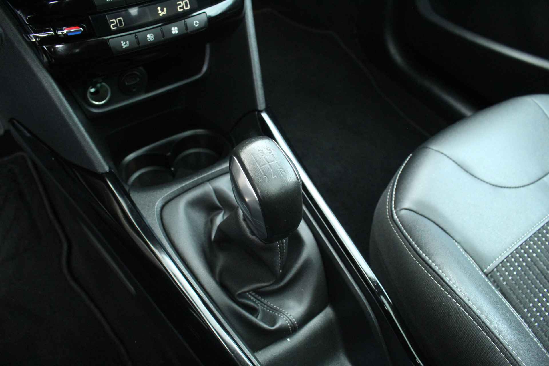 Peugeot 2008 SUV 1.2 110PK ALLURE | Panoramadak | Navi | Climate & Cruise C. | LMV BLUETOOTH ETC - 4/20