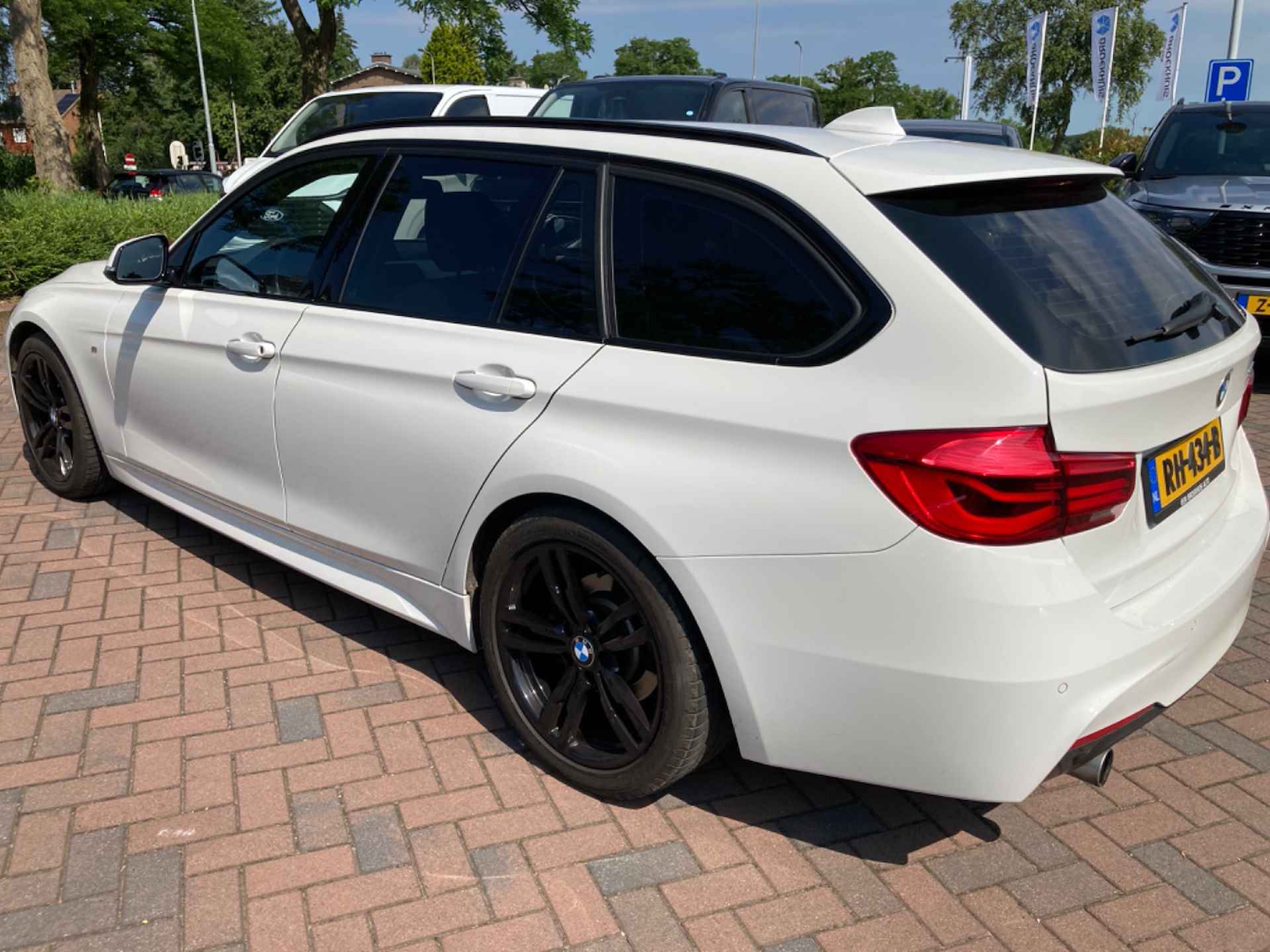 BMW 3 Serie Touring 318i EXECUTIVE | M-SPORT | 18'' LMV | SPORT STOEL | PRIVACY GLASS | LED | NAVI | CLIMATE CONRTOL | PARK SENSOR - 8/28