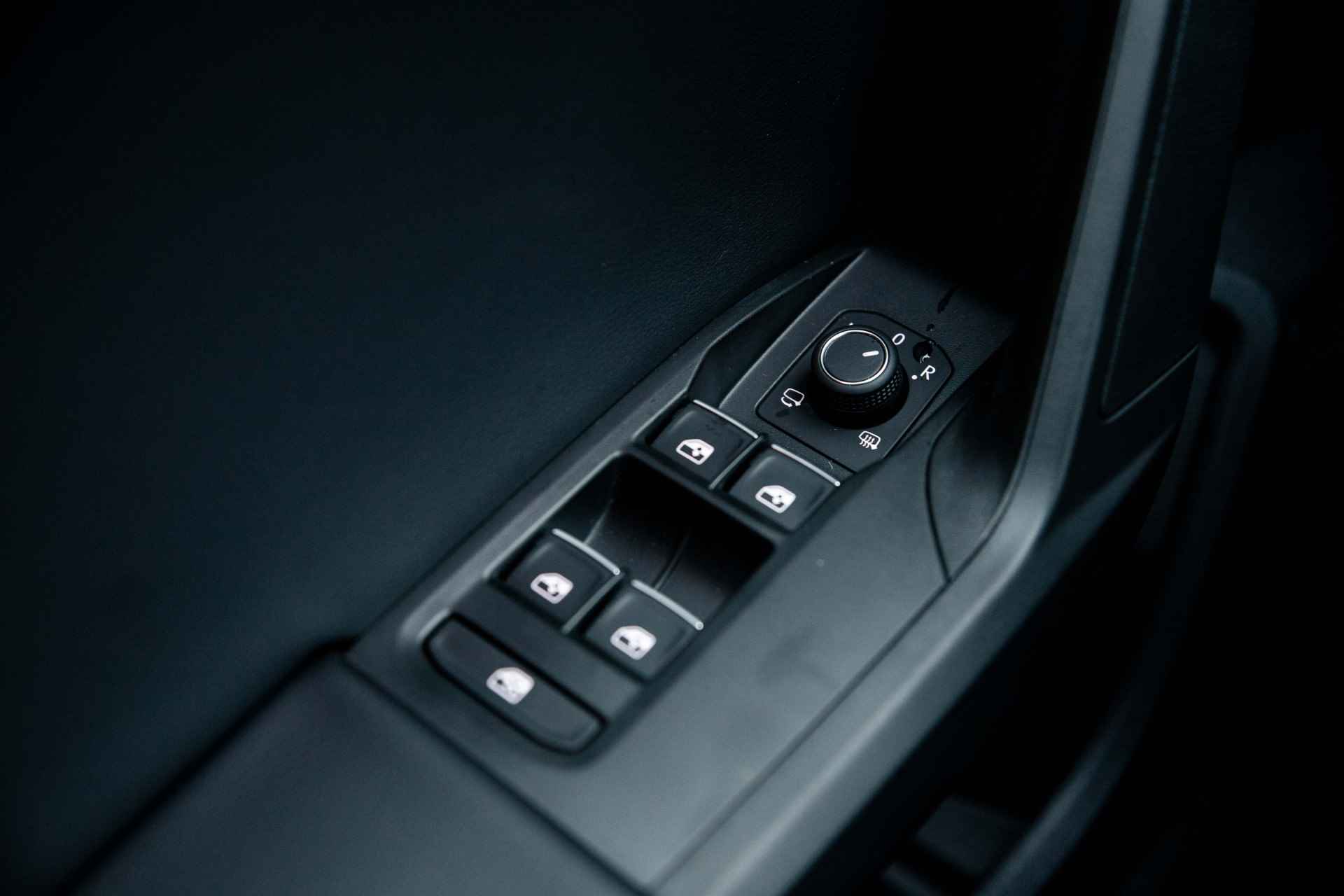 SEAT Leon 1.0 eTSI 110PK DSG Aut. FR Business Intense | Panorama Dak | Virtual Cockpit | ACC | 17'' LMV | Camera | App-Connect - 38/43