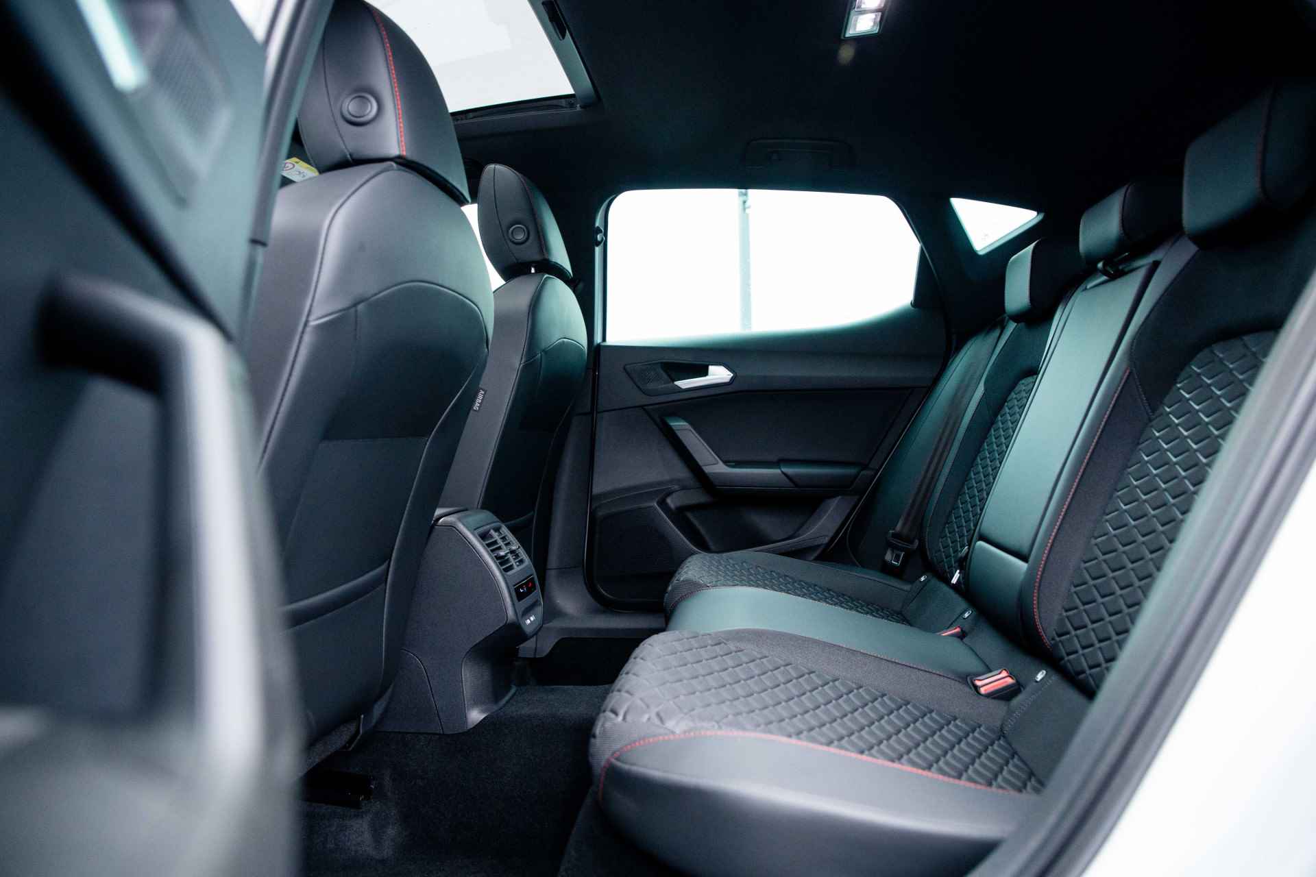 SEAT Leon 1.0 eTSI 110PK DSG Aut. FR Business Intense | Panorama Dak | Virtual Cockpit | ACC | 17'' LMV | Camera | App-Connect - 41/43