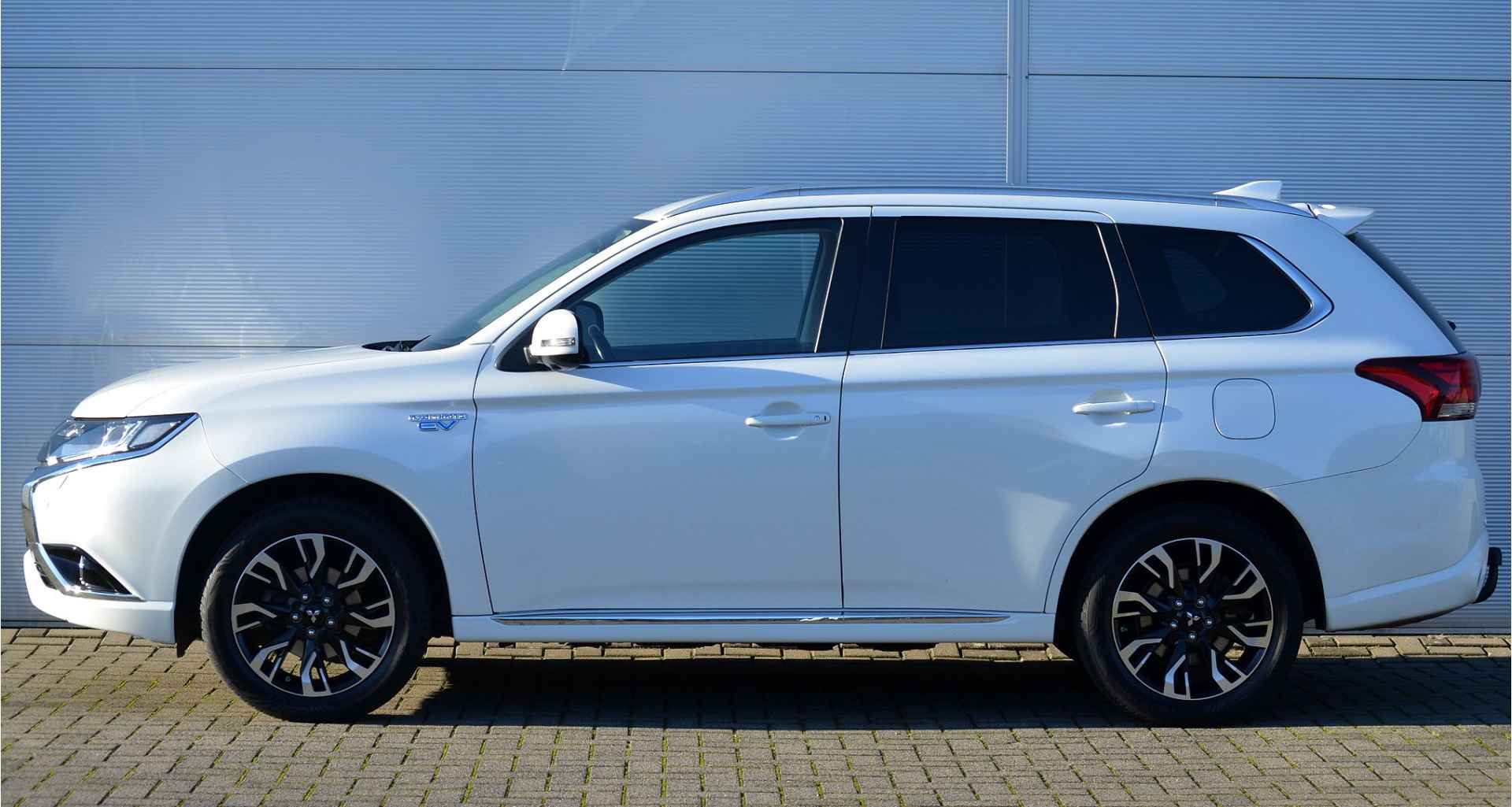 Mitsubishi Outlander PHEV 2.0 INSTYLE 4WD | PLUG IN HYBRID | V2G | FULL OPTIONS | ALL SEASON BANDEN | TREKHAAK 1500KG | ALL IN RIJKLAARPRIJS - 6/46