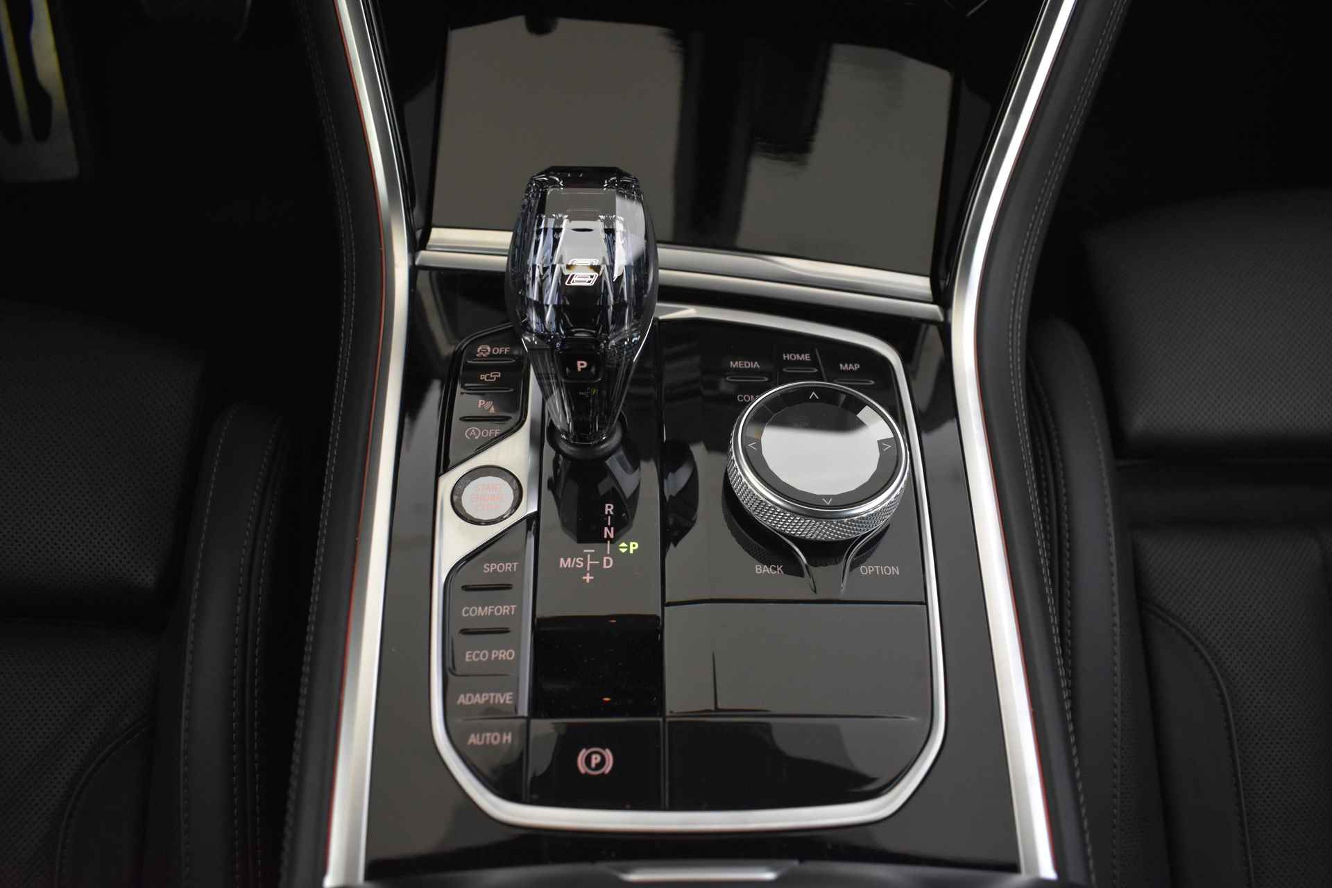 BMW 8 Serie 840i High Executive M Sportpakket / Laserlight / Soft-Close / Active Steering / Parking Assistant Plus / Driving Assistant Professional / Stoelventilatie - 26/52