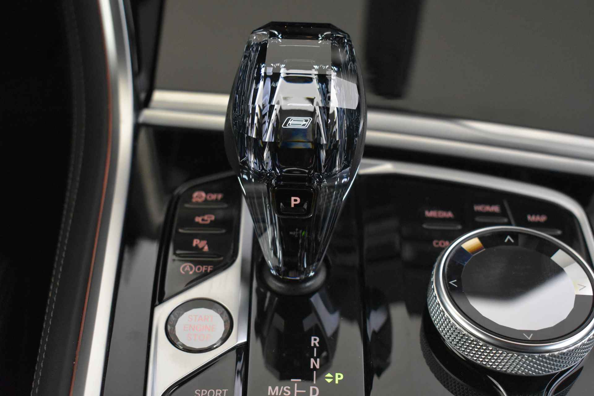 BMW 8 Serie 840i High Executive M Sportpakket / Laserlight / Soft-Close / Active Steering / Parking Assistant Plus / Driving Assistant Professional / Stoelventilatie - 27/52