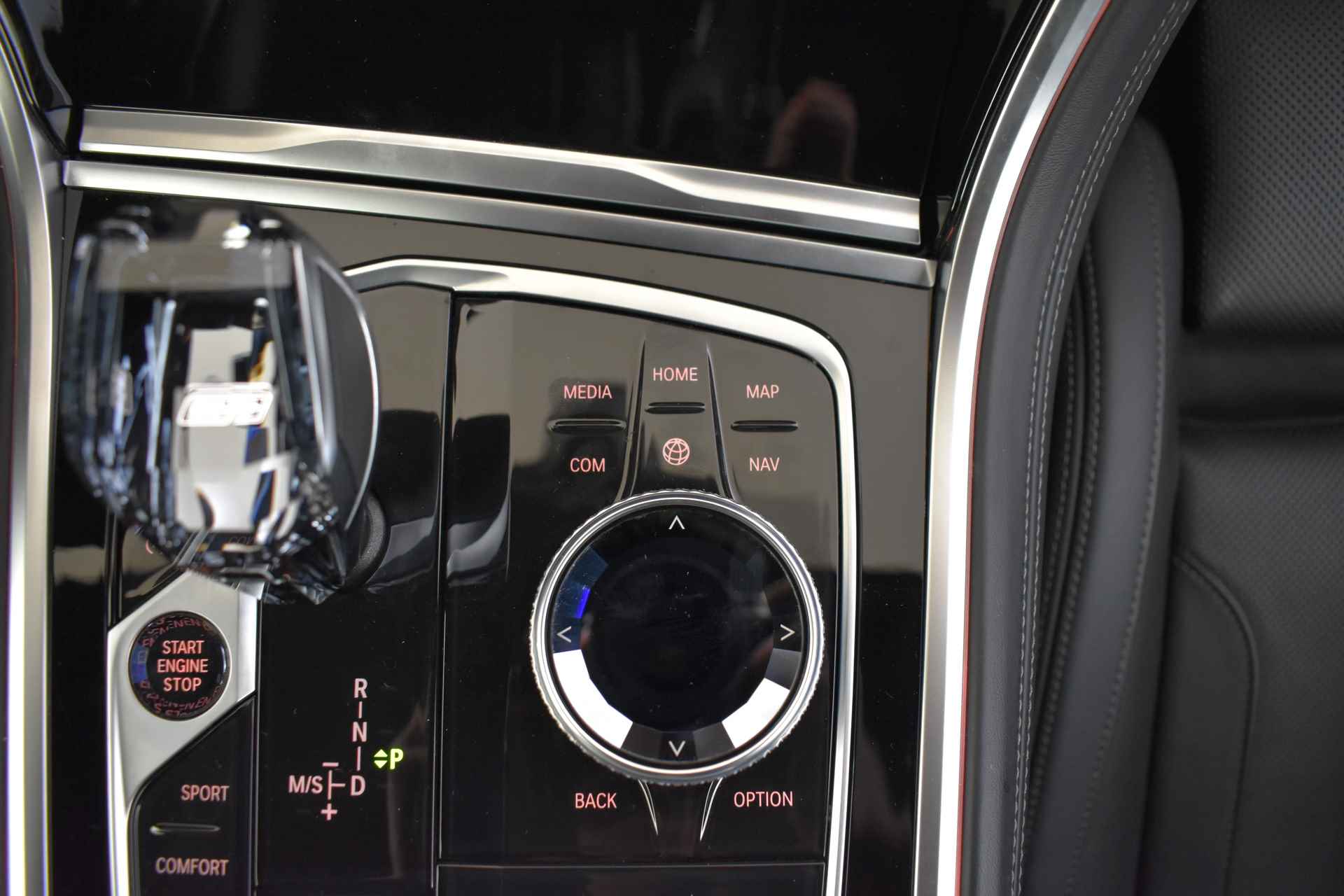 BMW 8 Serie 840i High Executive M Sportpakket / Laserlight / Soft-Close / Active Steering / Parking Assistant Plus / Driving Assistant Professional / Stoelventilatie - 30/52