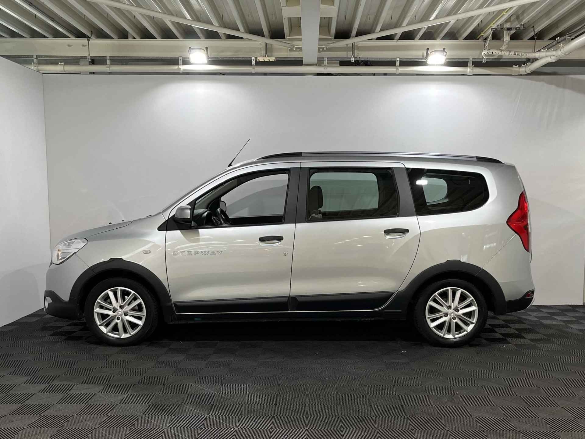 Dacia Lodgy 1.3 - 130PK TCe Stepway 5p | 1e eigenaar | Trekhaak (1400KG) | Navi | Airco | Camera | Cruise Control | Bluetooth | Lichtmetalen Velgen | - 3/31