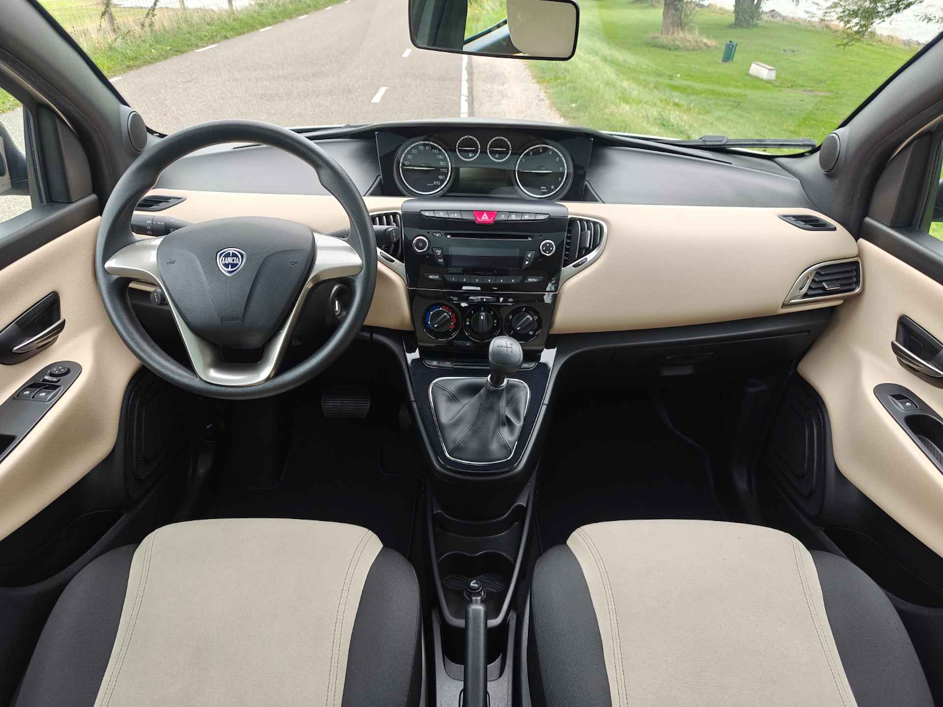 Lancia Ypsilon 85 PK TwinAir | Panoramadak | Cruise control - 2/47