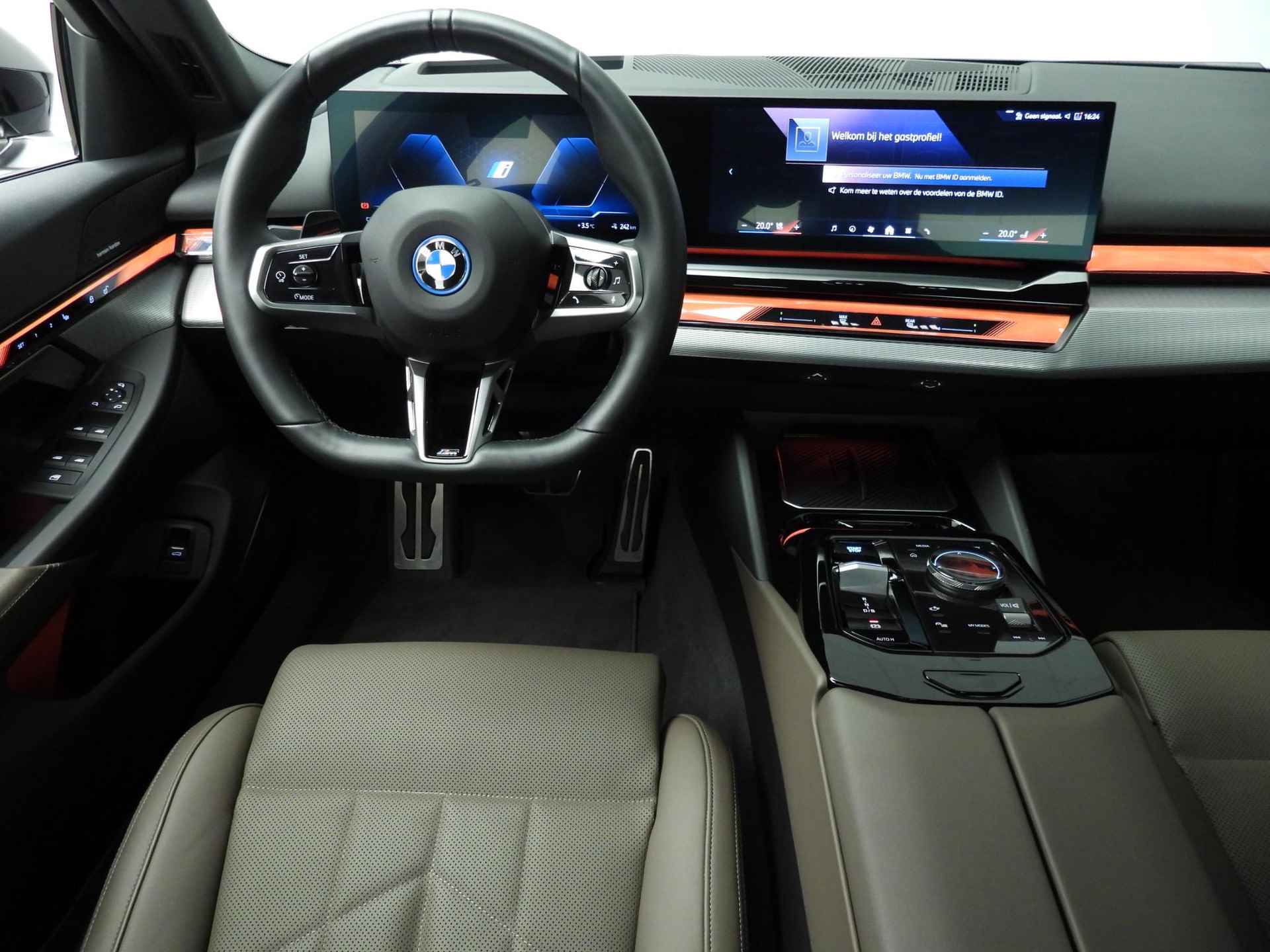 BMW i5 eDrive40 | M-Sportpakket | LED | Leder | HUD | Schuifdak | Trekhaak | Comfortzetels | DAB | Harman-kardon sound | Alu 19 inch - 11/59