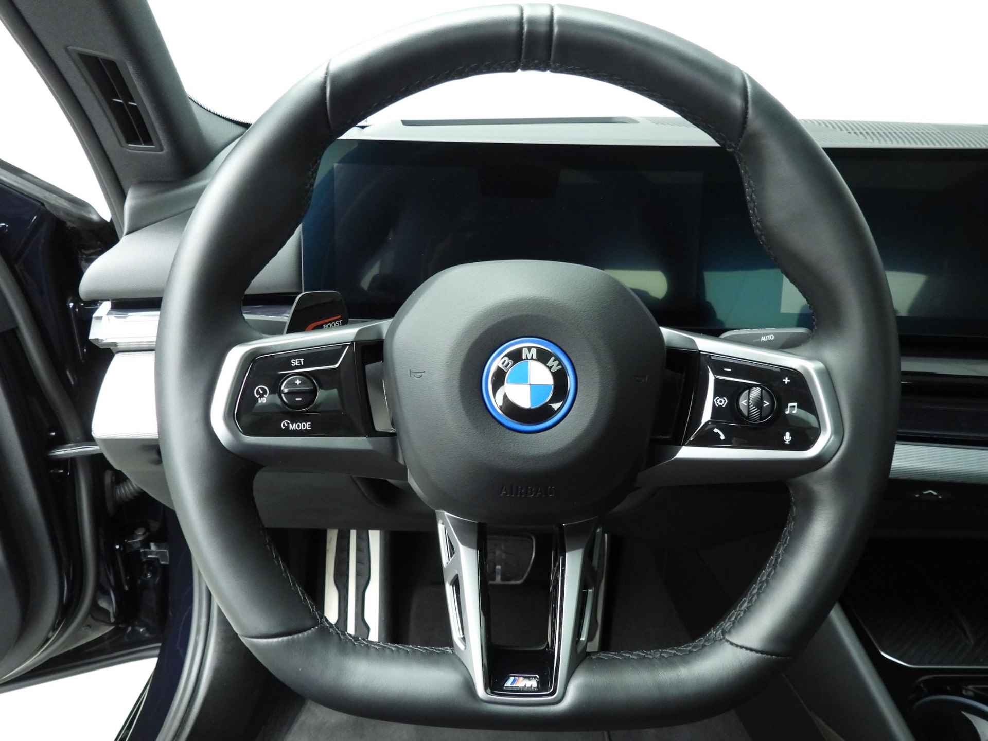 BMW i5 eDrive40 | M-Sportpakket | LED | Leder | HUD | Schuifdak | Trekhaak | Comfortzetels | DAB | Harman-kardon sound | Alu 19 inch - 12/59