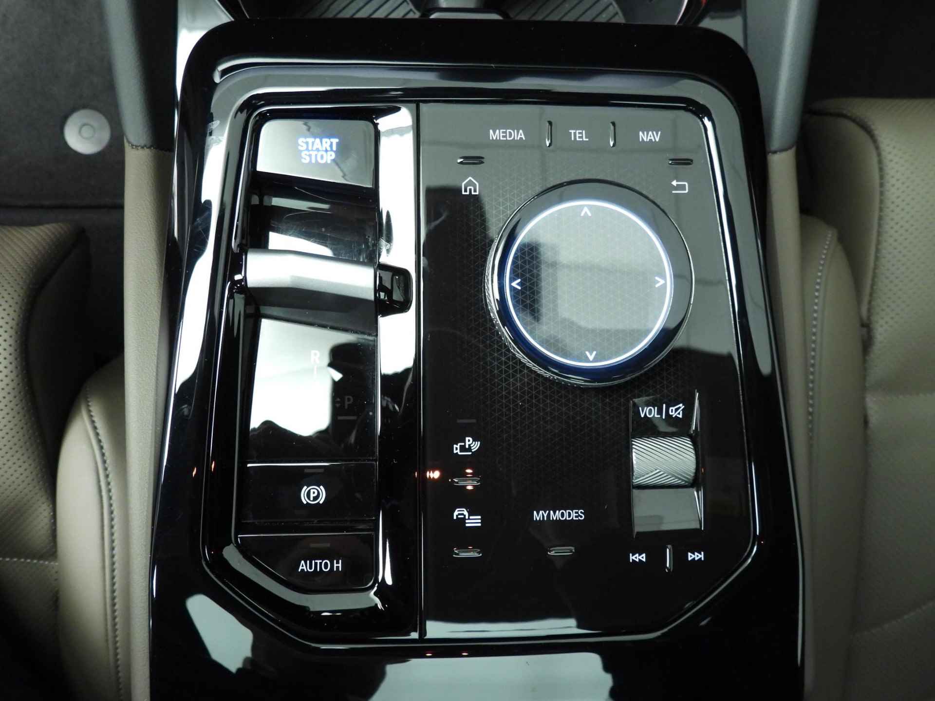 BMW i5 eDrive40 | M-Sportpakket | LED | Leder | HUD | Schuifdak | Trekhaak | Comfortzetels | DAB | Harman-kardon sound | Alu 19 inch - 18/59