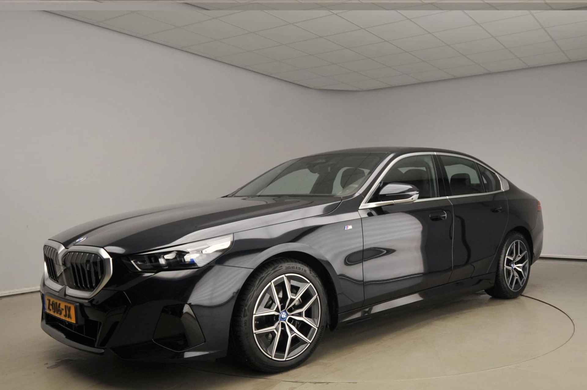 BMW i5 eDrive40 | M-Sportpakket | LED | Leder | HUD | Schuifdak | Trekhaak | Comfortzetels | DAB | Harman-kardon sound | Alu 19 inch - 59/59