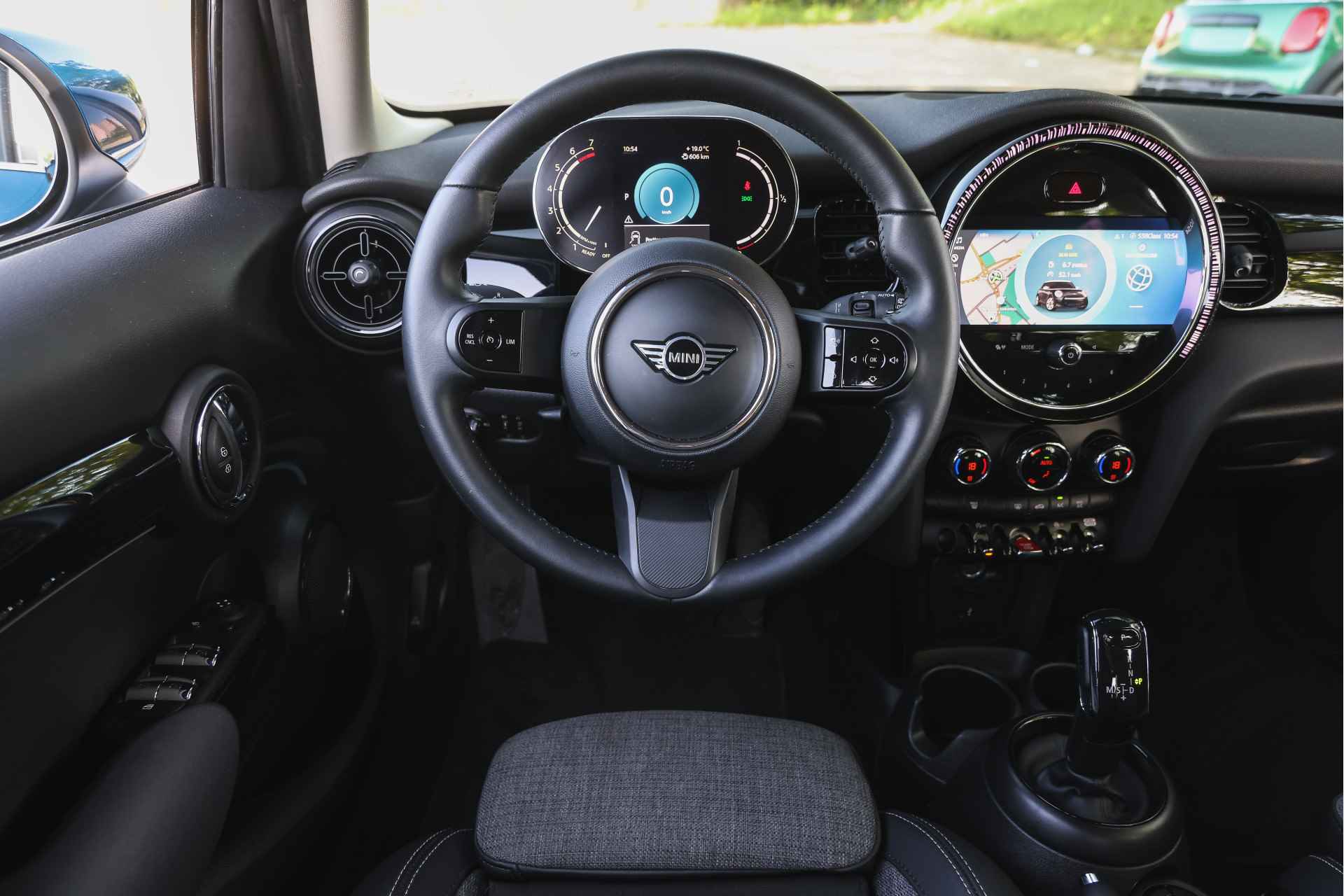 MINI Hatchback Cooper Classic Automaat / Sportstoelen / Cruise Control / LED / PDC achter / Navigatie / Airconditioning / Multifunctioneel stuurwiel - 4/29