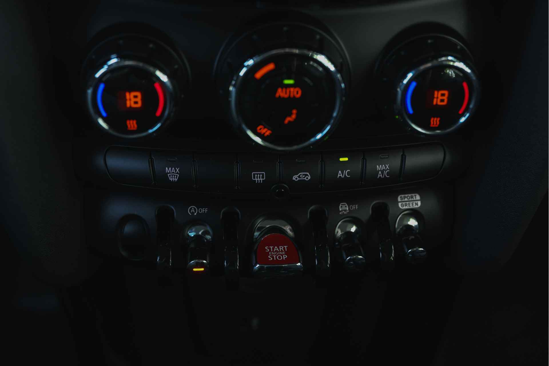 MINI Hatchback Cooper Classic Automaat / Sportstoelen / Cruise Control / LED / PDC achter / Navigatie / Airconditioning / Multifunctioneel stuurwiel - 17/29