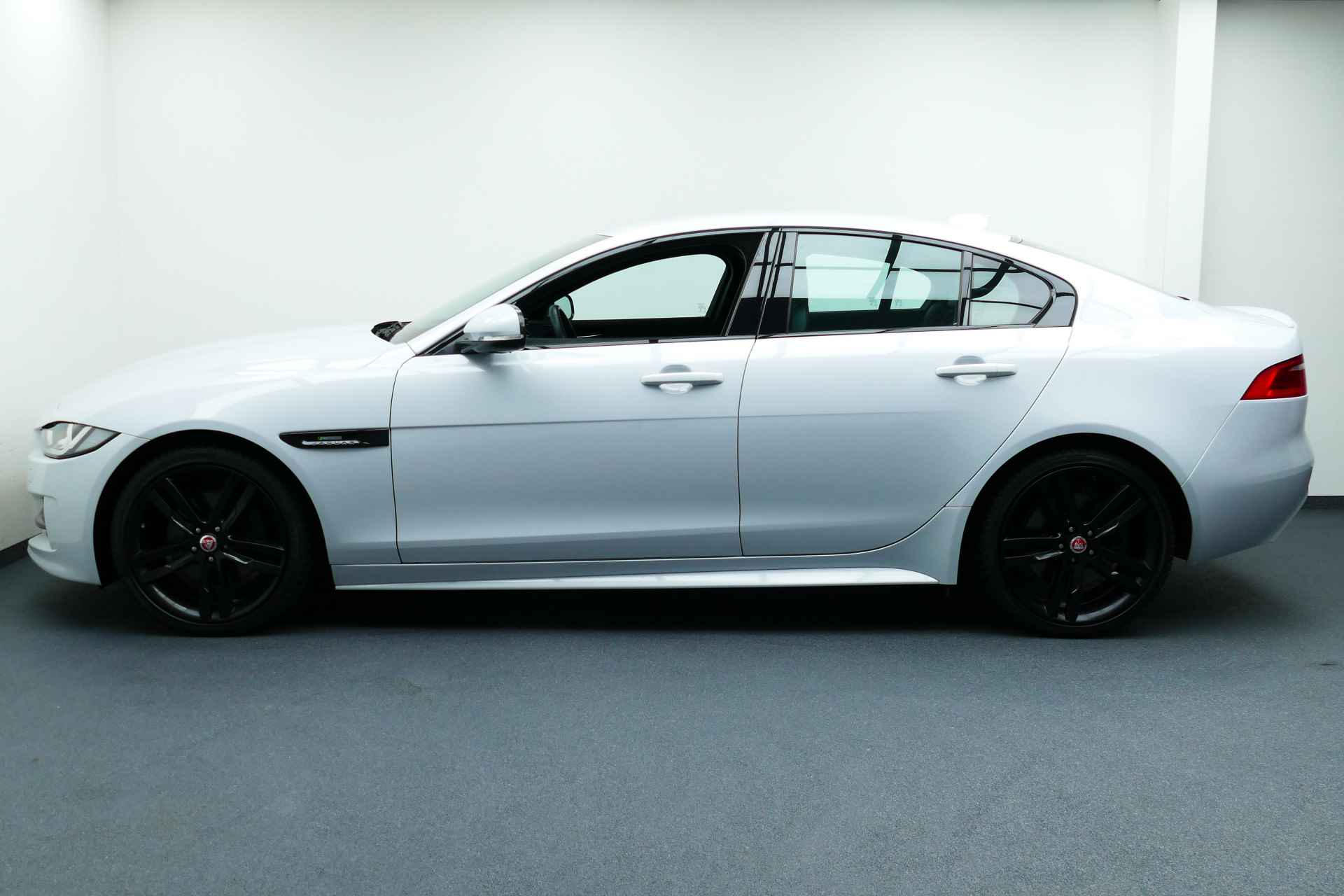 Jaguar XE 2.0t Prestige R-Sport Wit Metallic. 19"LMV, Navi, Camera, Xenon, Stoelverw - 11/44