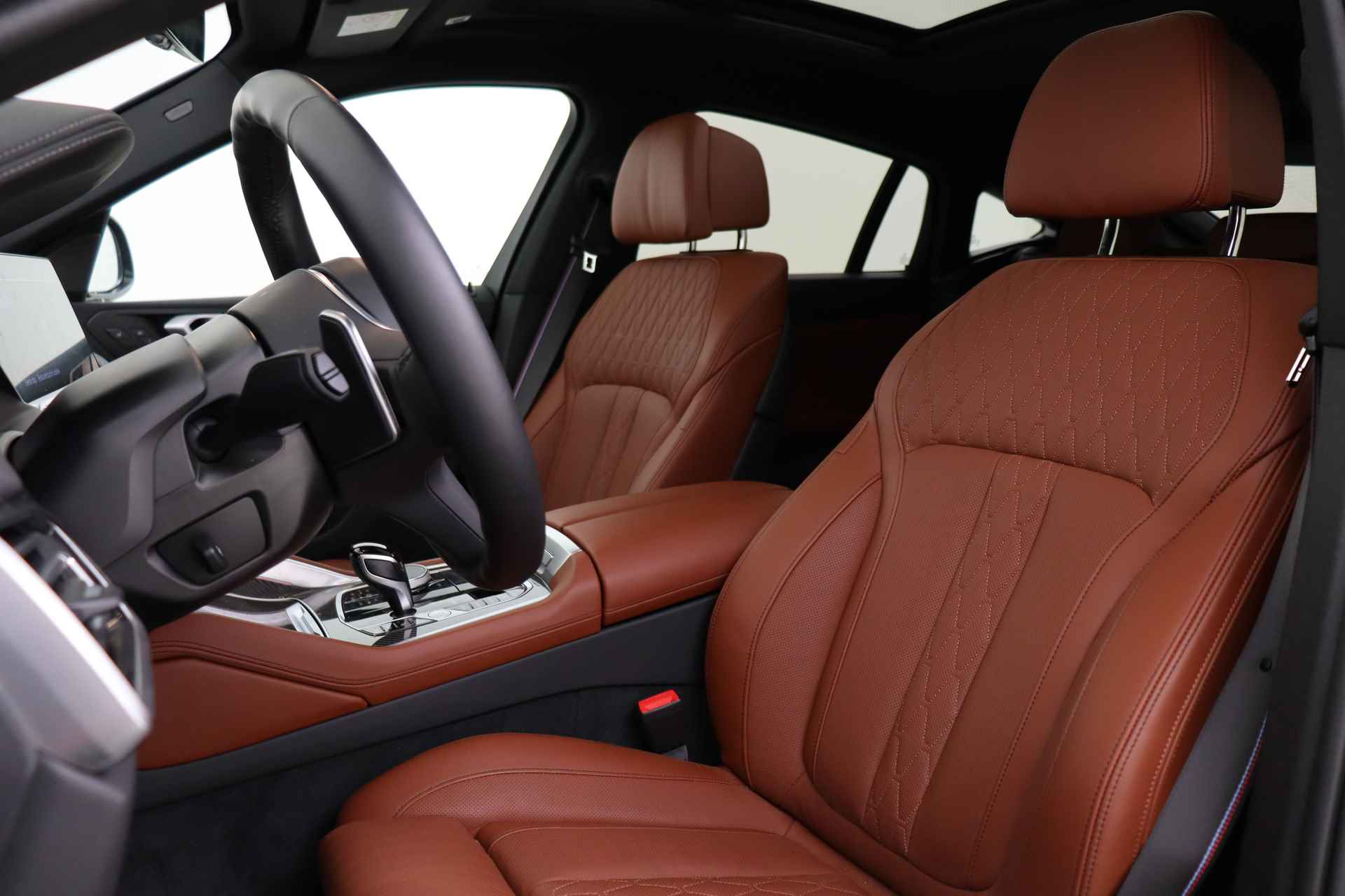 BMW X6 M50i High Executive Automaat / Panoramadak Sky Lounge / Adaptief M Onderstel Professional / Massagefunctie / Laserlight / Trekhaak / Active Steering / Soft-Close - 10/94