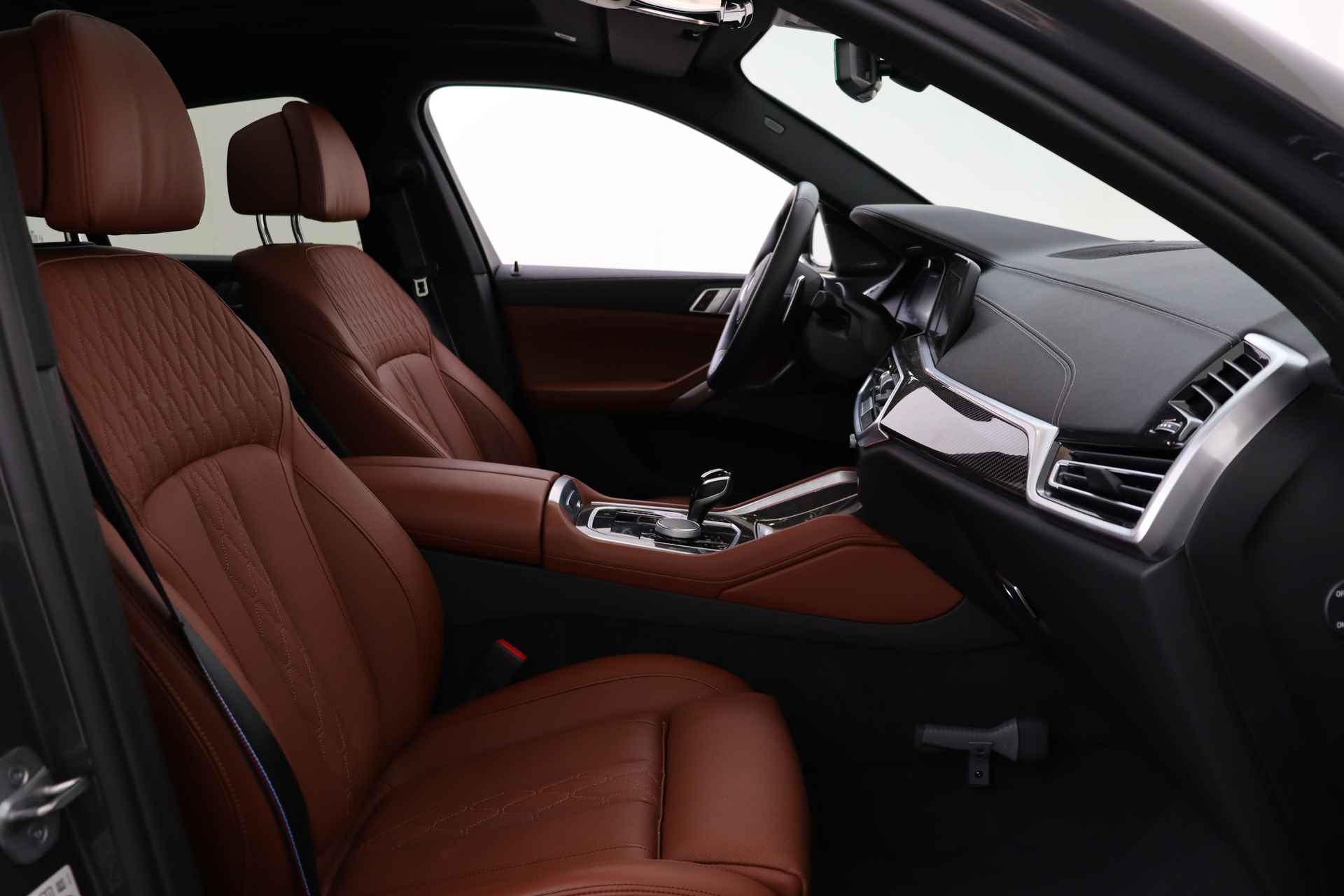 BMW X6 M50i High Executive Automaat / Panoramadak Sky Lounge / Adaptief M Onderstel Professional / Massagefunctie / Laserlight / Trekhaak / Active Steering / Soft-Close - 17/94