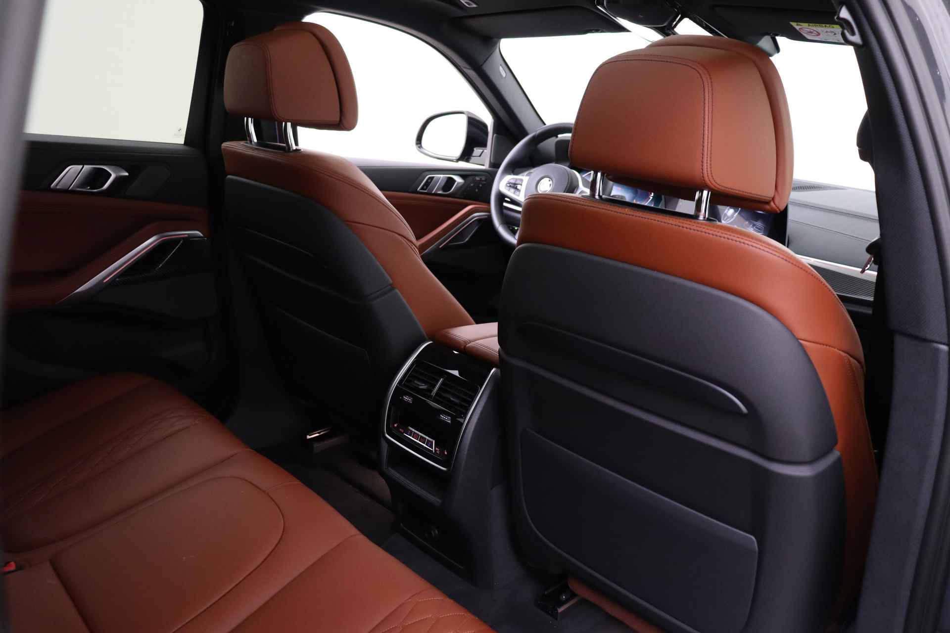 BMW X6 M50i High Executive Automaat / Panoramadak Sky Lounge / Adaptief M Onderstel Professional / Massagefunctie / Laserlight / Trekhaak / Active Steering / Soft-Close - 22/94