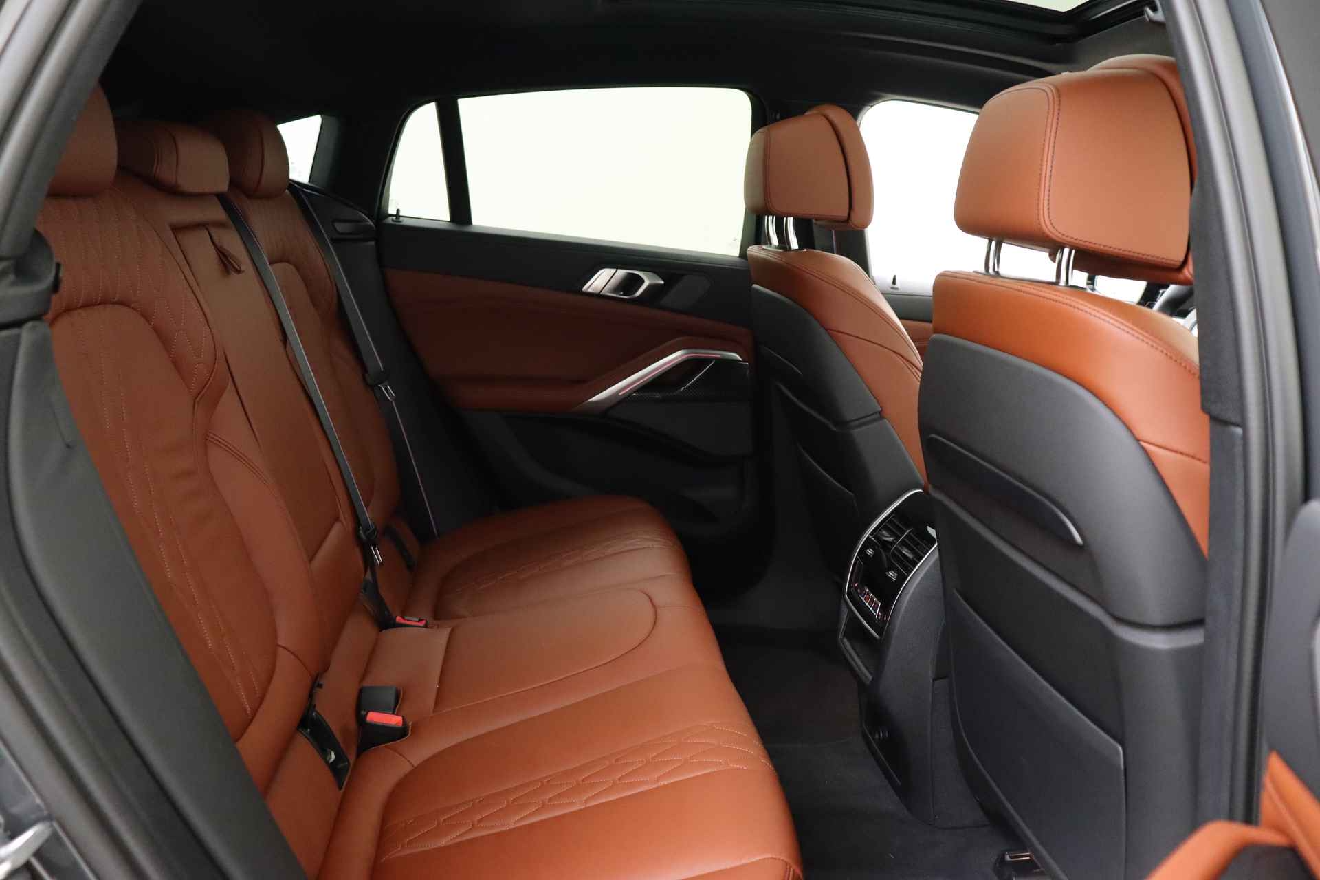 BMW X6 M50i High Executive Automaat / Panoramadak Sky Lounge / Adaptief M Onderstel Professional / Massagefunctie / Laserlight / Trekhaak / Active Steering / Soft-Close - 23/94