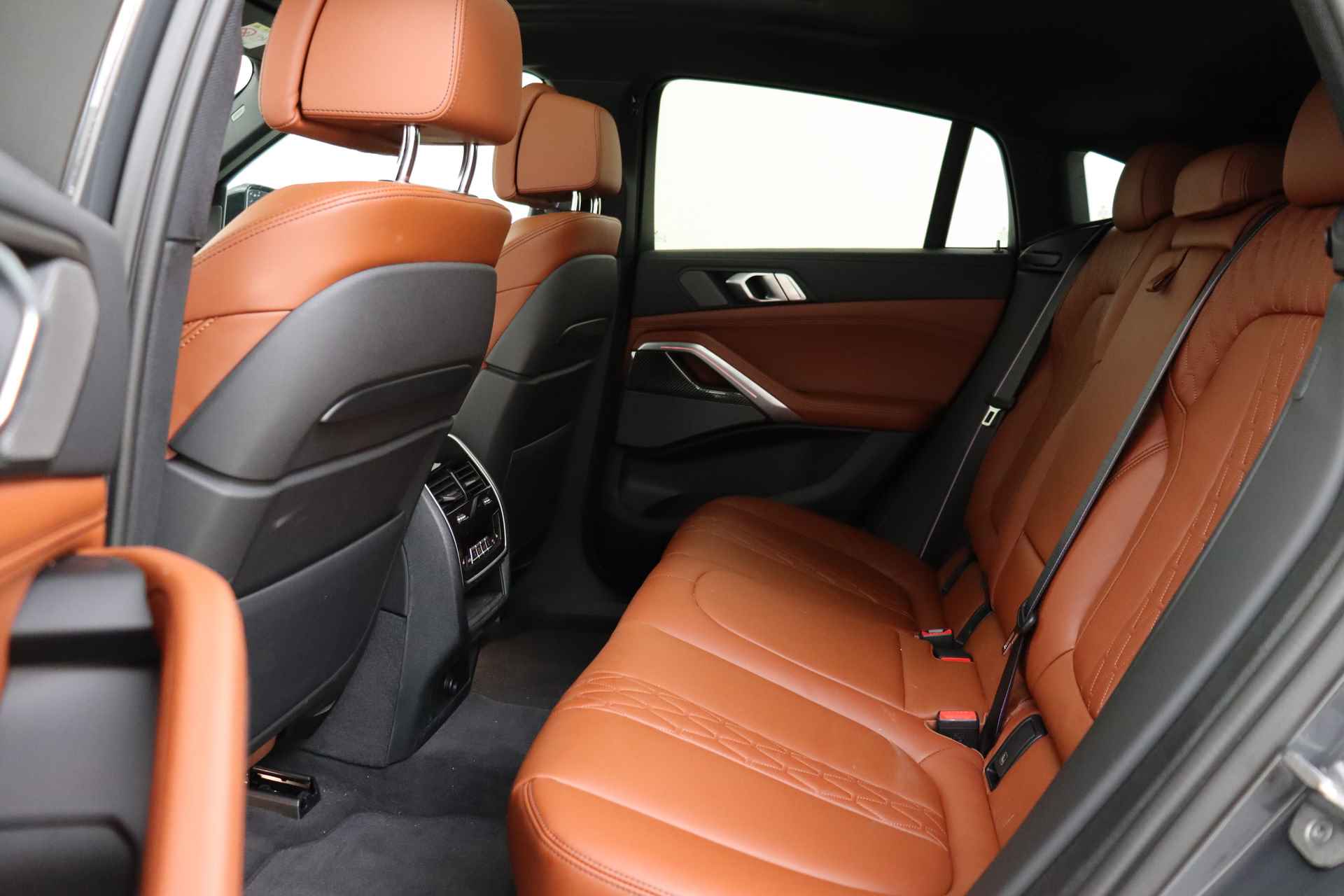 BMW X6 M50i High Executive Automaat / Panoramadak Sky Lounge / Adaptief M Onderstel Professional / Massagefunctie / Laserlight / Trekhaak / Active Steering / Soft-Close - 25/94