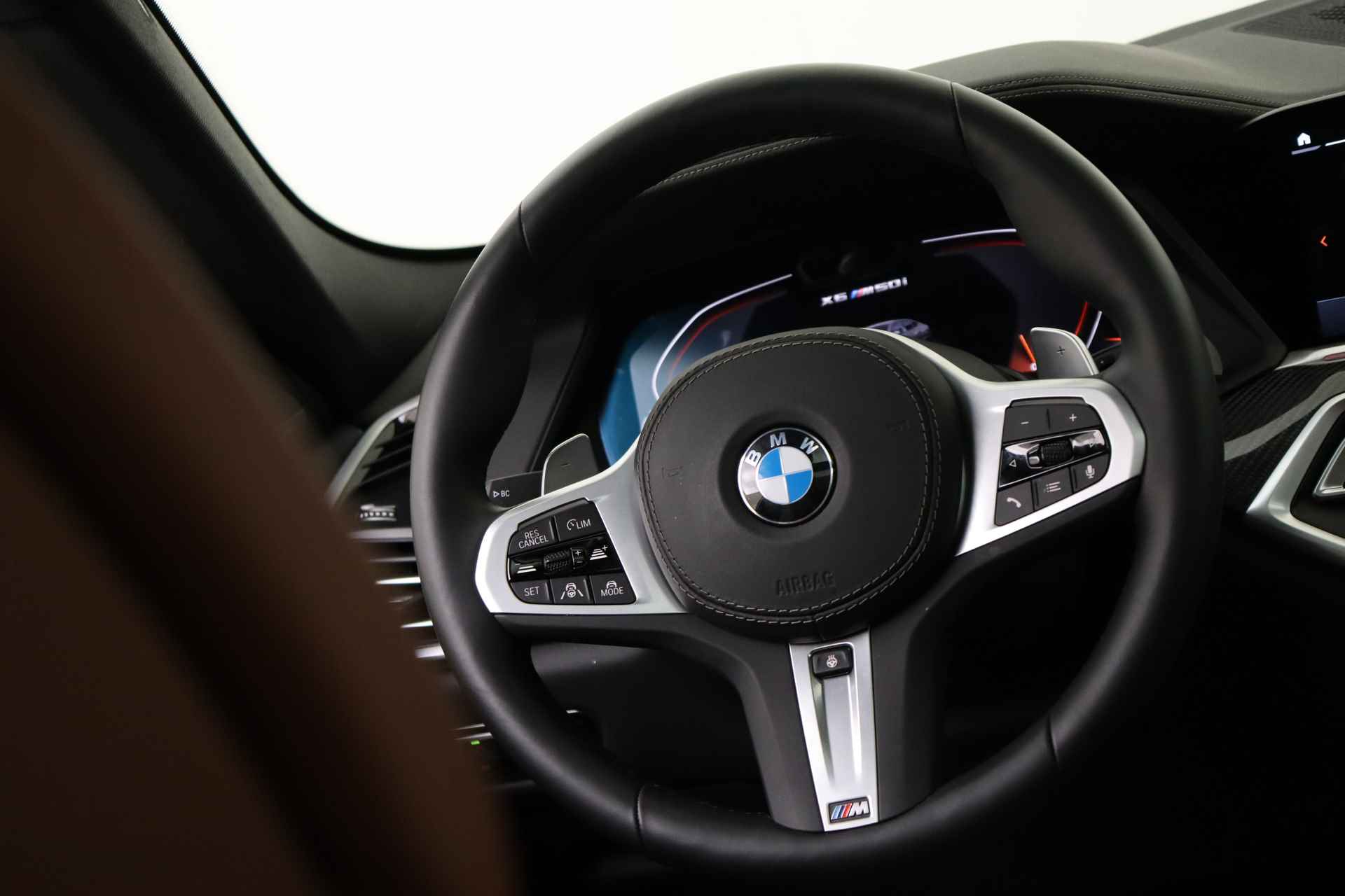 BMW X6 M50i High Executive Automaat / Panoramadak Sky Lounge / Adaptief M Onderstel Professional / Massagefunctie / Laserlight / Trekhaak / Active Steering / Soft-Close - 28/94