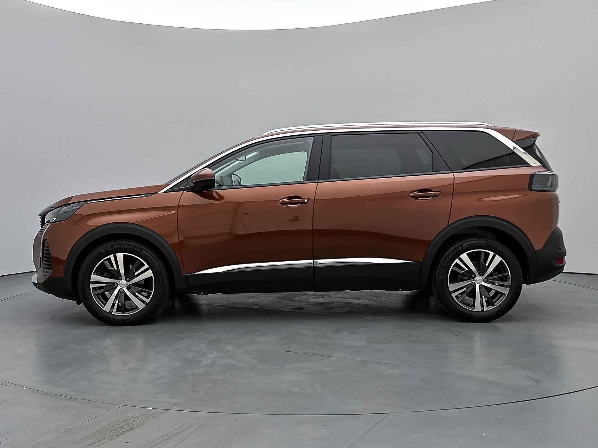 Peugeot 5008 SUV Allure Pack 130 pk Automaat | Navigatie | Achteruitrijcamera | Parkeersensoren Voor en Achter | Elektrische Achterklep met Sensor | Voorstoelen Verwarmd | Dodehoek Detectie | Trekhaak | Climate Control | 19" Lichtmetalen Velgen | Apple Carplay/Android Auto | - 6/37